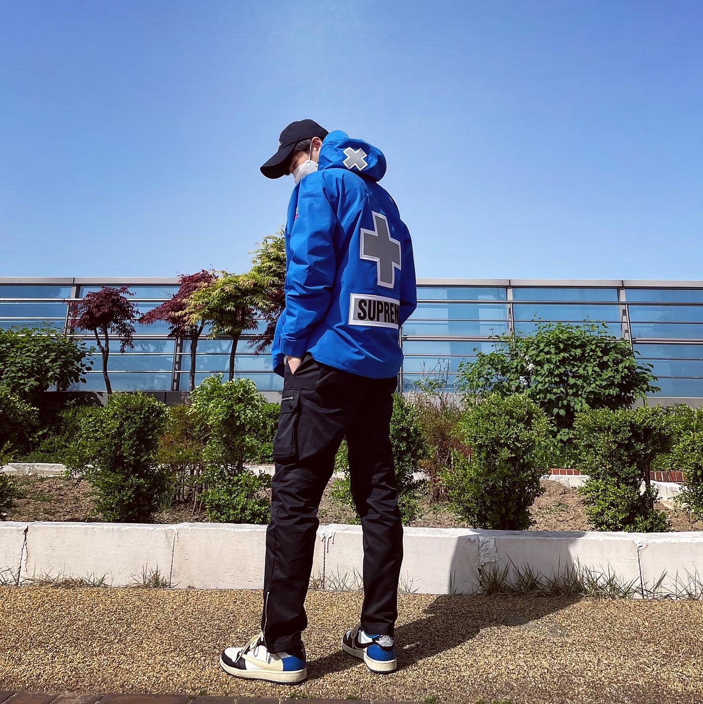 Jordan 1 x Travis Scott x Fragment Retro Low OG SP Military Blue, Supreme x The North Face Summit Series Rescue Mountain Pro Jacket Blue - 22SS 착용 스타일 - 3