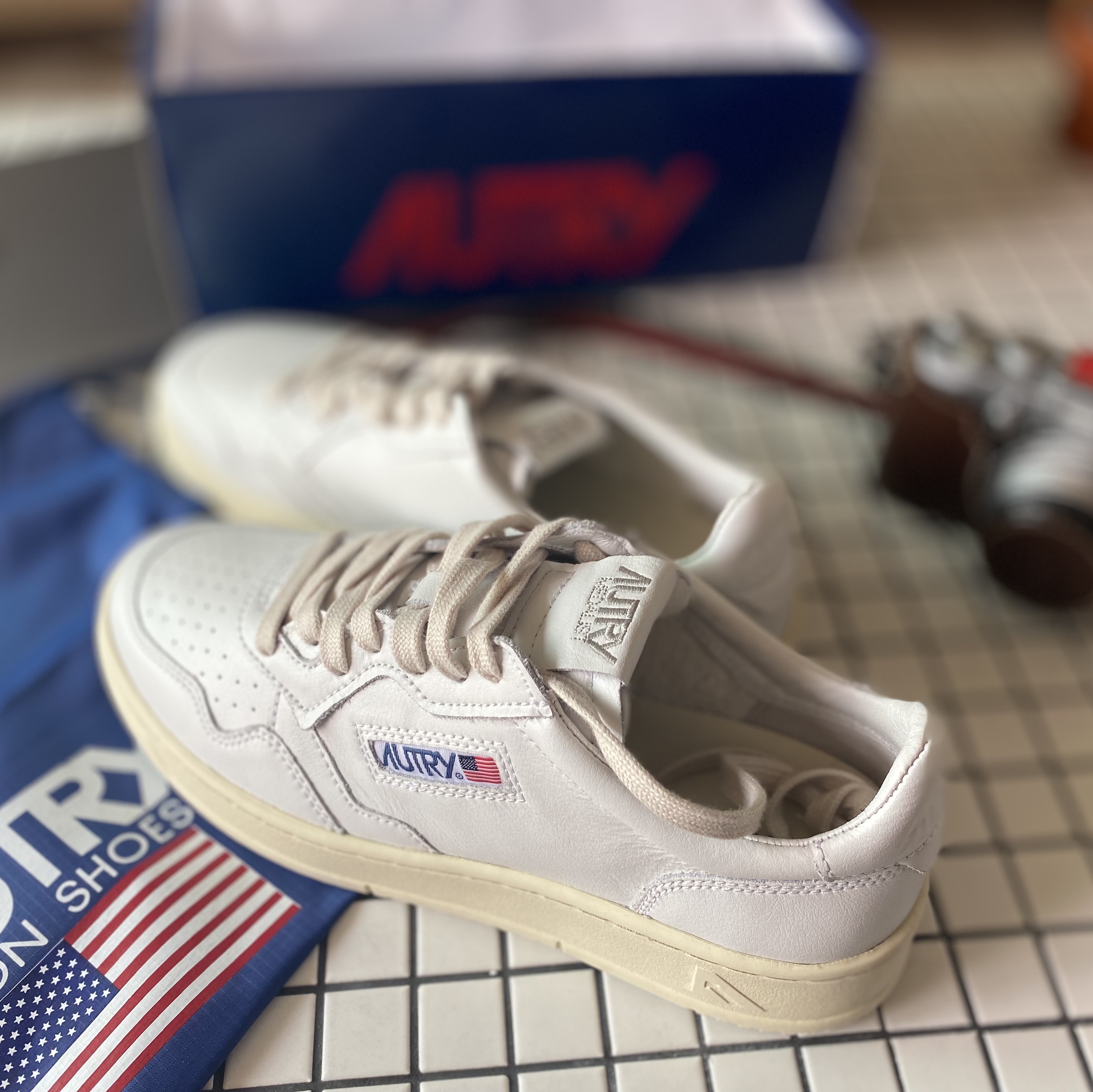 Autry Medalist Low Leather Sneakers White 착용 스타일