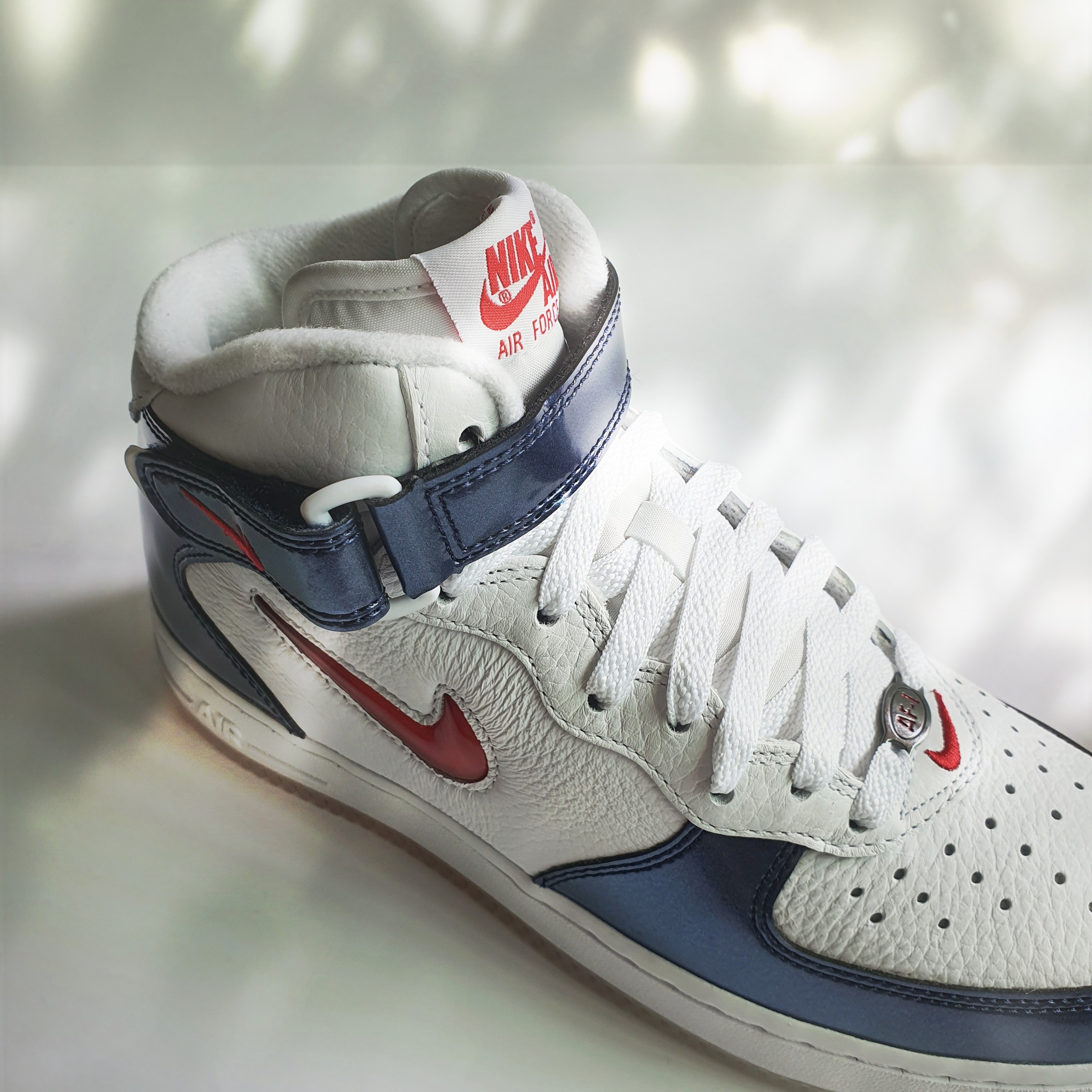 Nike Air Force 1 Mid QS University Red and Midnight Navy 착용 스타일 - 2