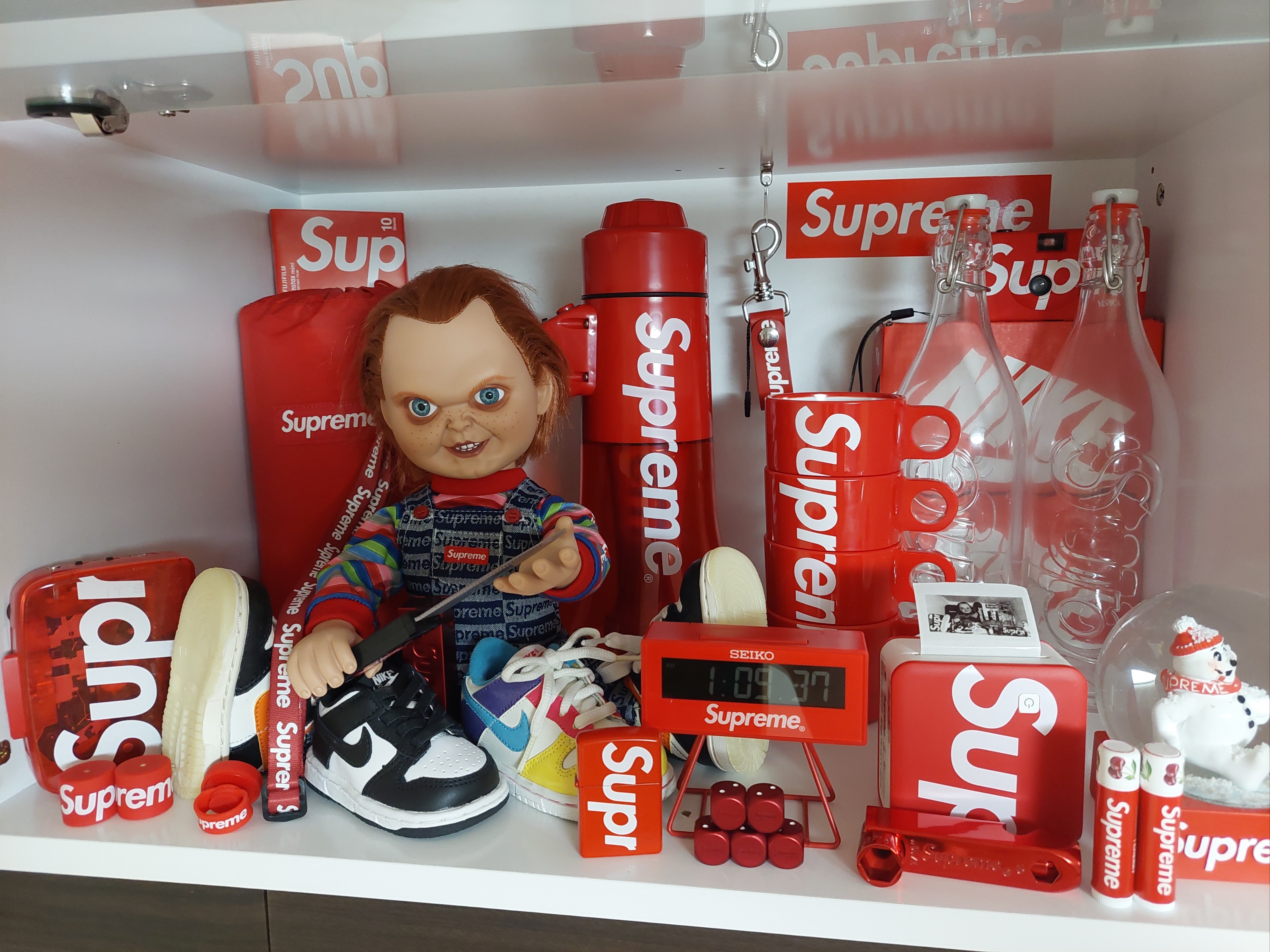 Supreme Chucky Doll - 20FW, Supreme Aluminum Dice Set - 21SS 착용 스타일