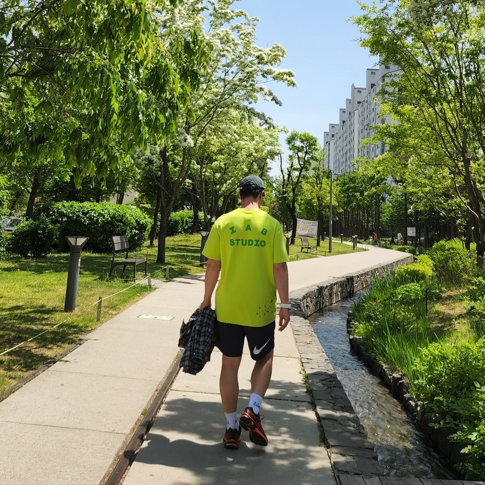 IAB Studio Splashed T-Shirt Lime, Nike x Stussy Water Shorts Off Noir 착용 스타일