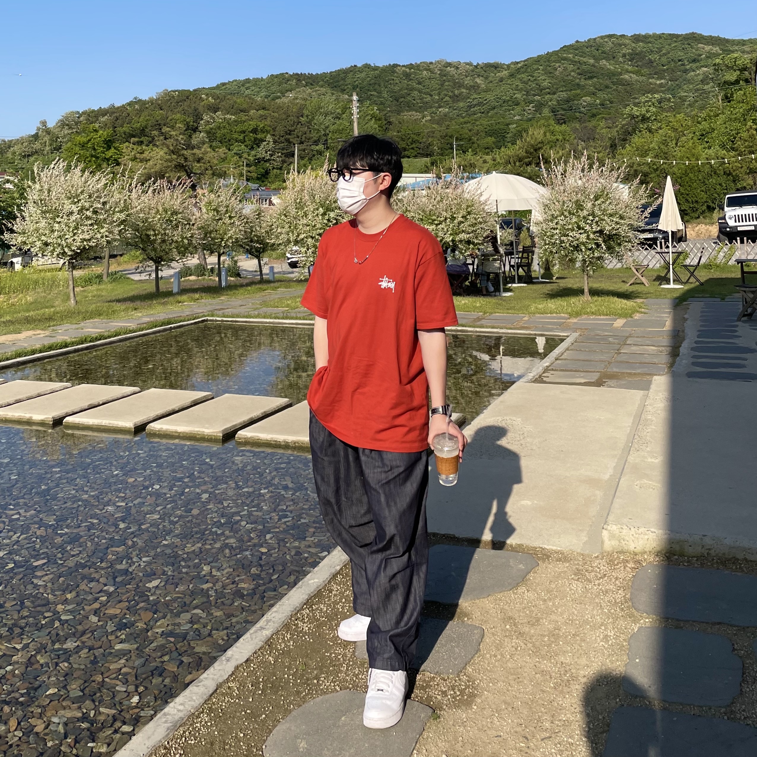 Stussy Basic Stussy T-Shirt Red 2022, Nike Air Force 1 '07 Low White 착용 스타일 - 2
