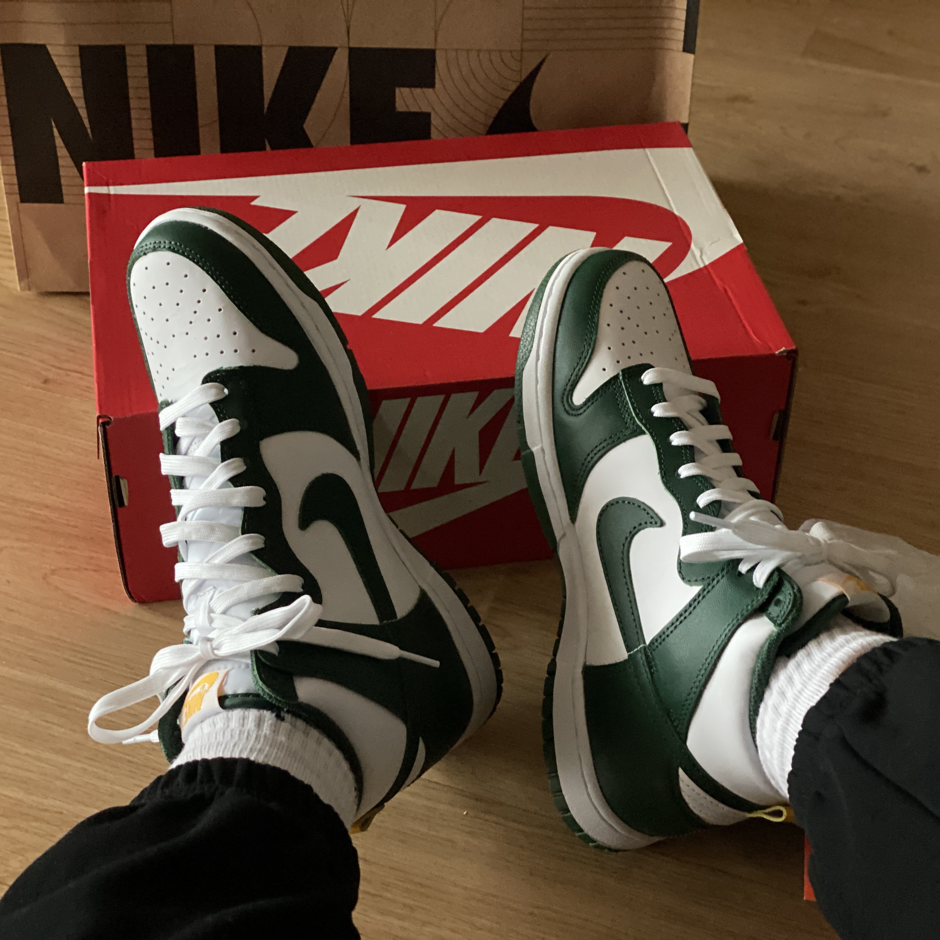 Nike Dunk High Retro Noble Green 착용 스타일 - 1