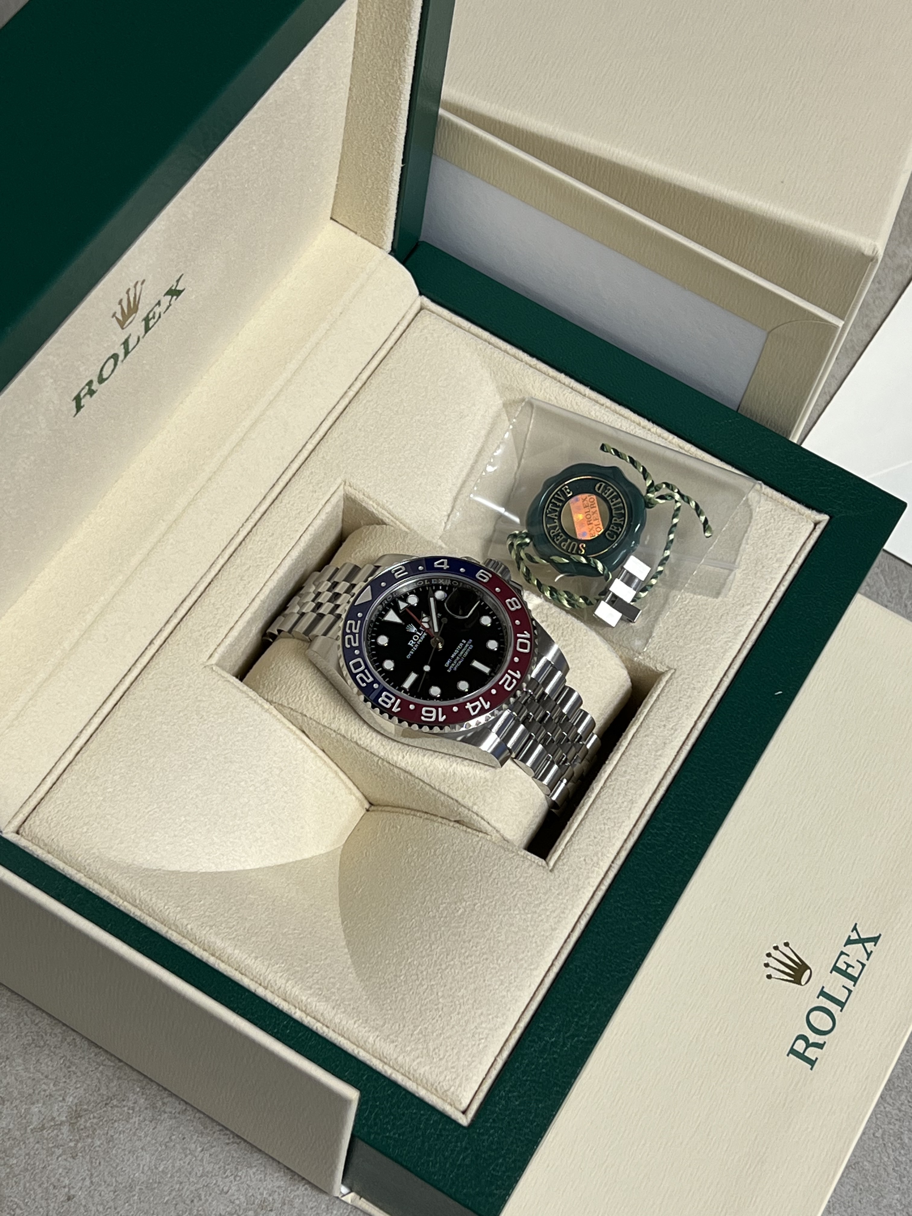 Rolex GMT-Master II 40mm 126710BLRO Black Jubilee 착용 스타일