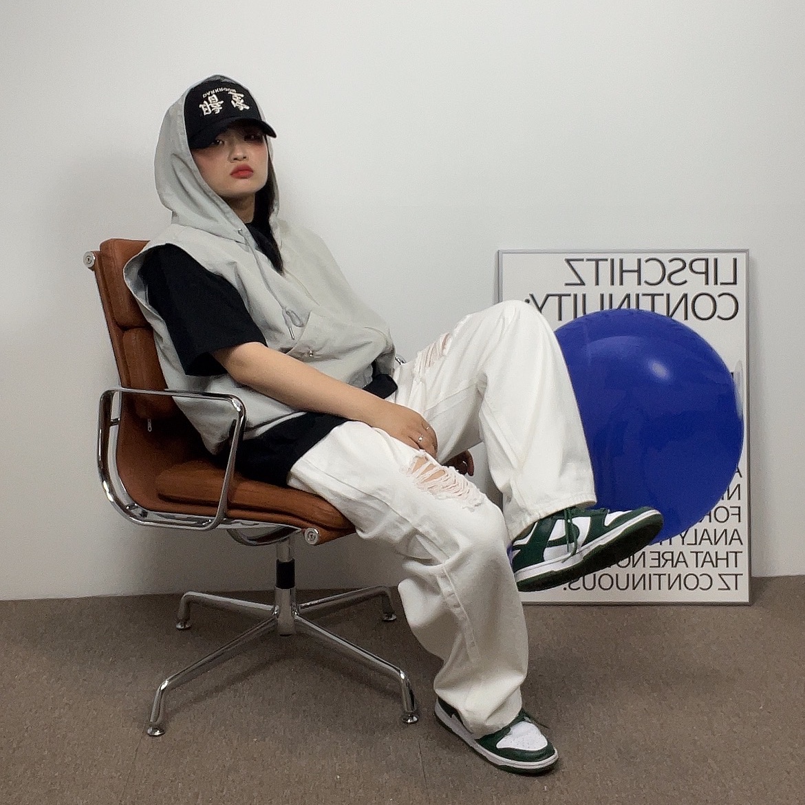 Darkr8m Studio Upside Down Silver Logo Cap 착용 스타일 - 1