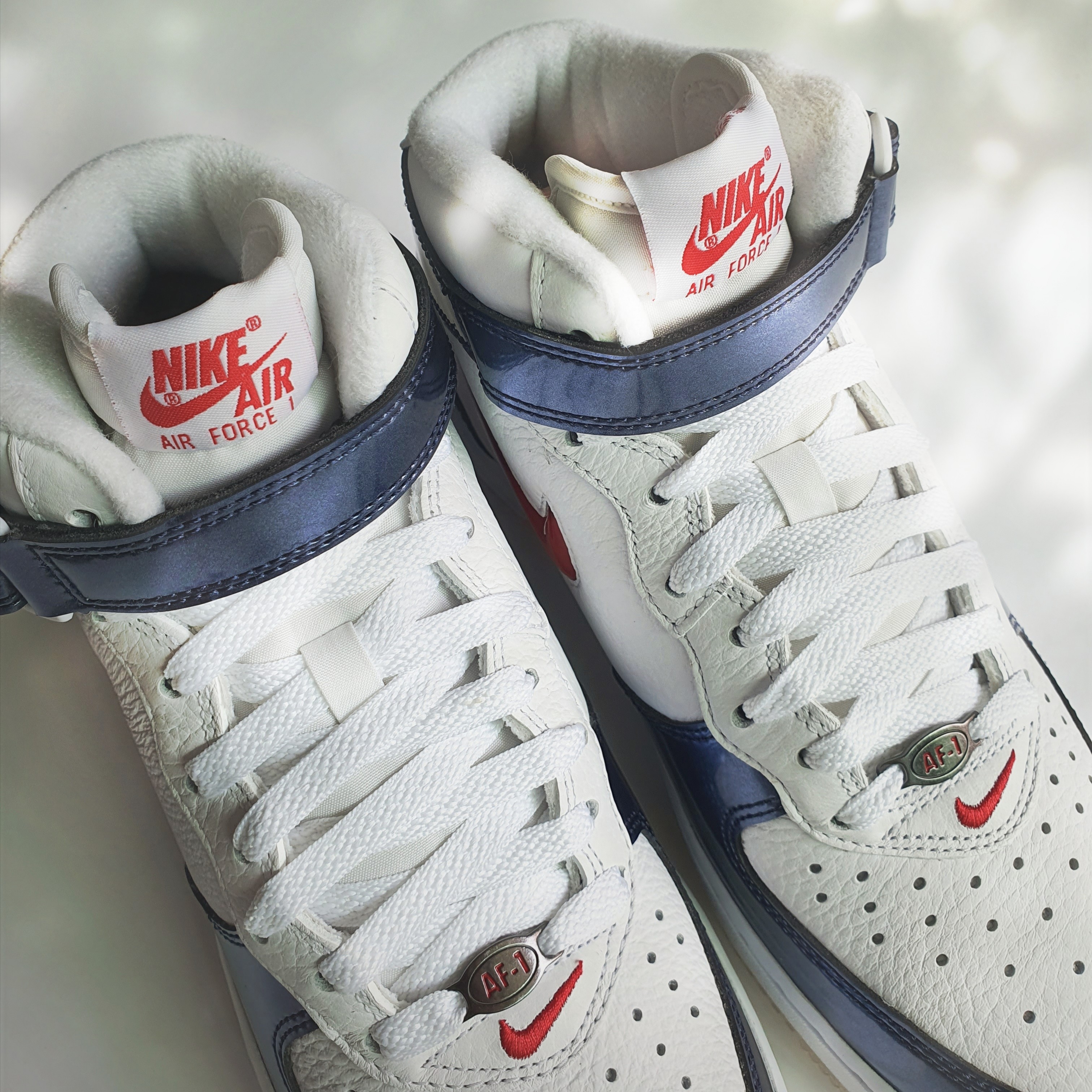 Nike Air Force 1 Mid QS University Red and Midnight Navy 착용 스타일 - 3