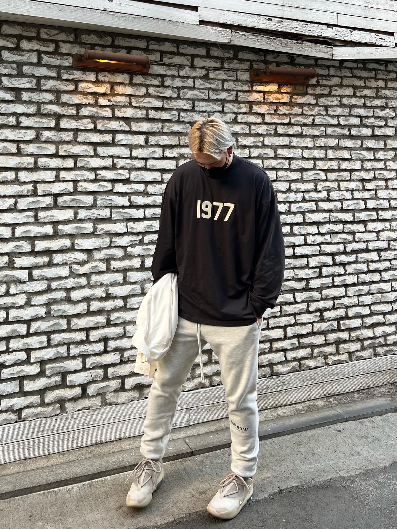 Essentials The Core Collection Sweatpants Oatmeal, Essentials 1977 Long Sleeve T-Shirt Iron - 22SS 착용 스타일 - 3