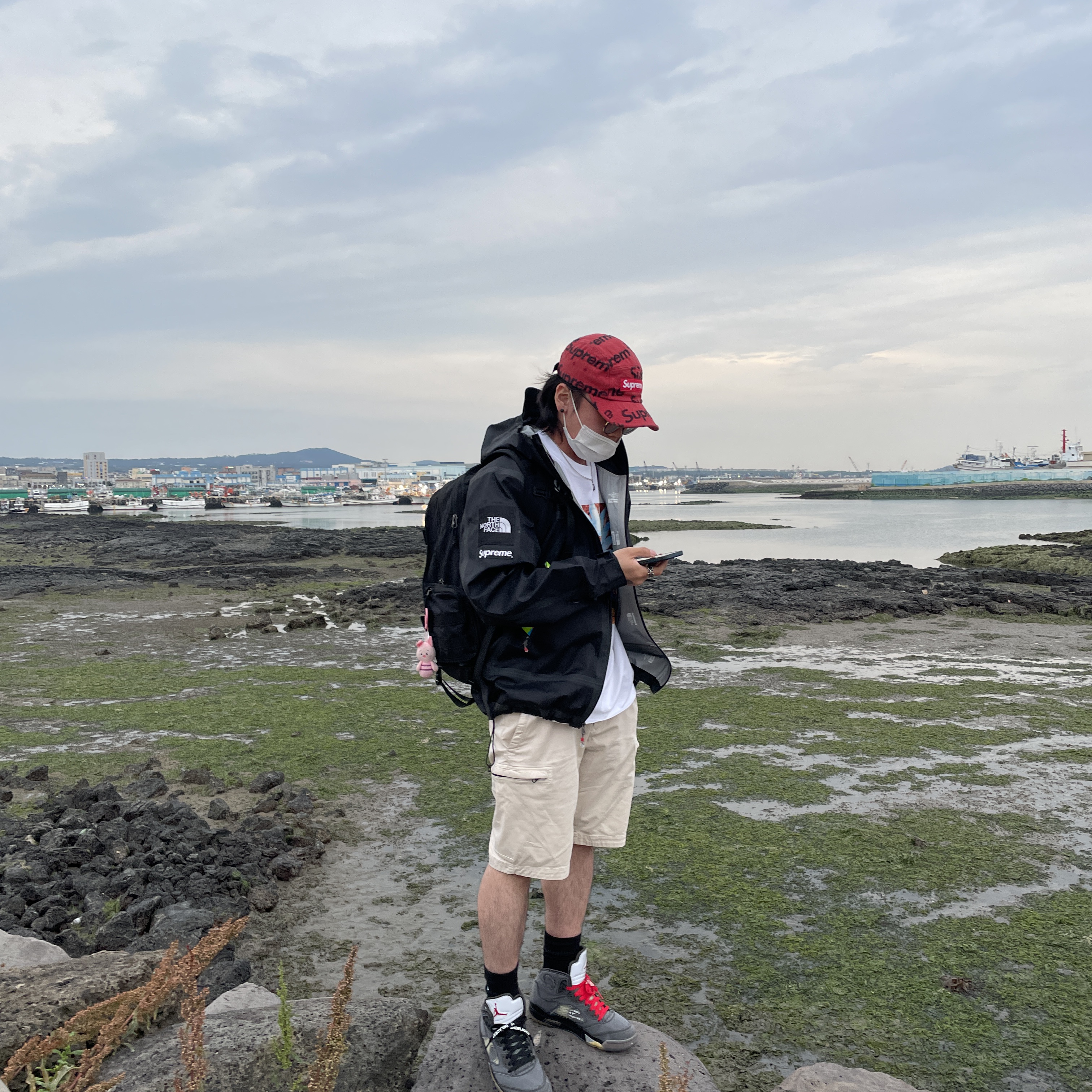 Jordan 5 x Off-White Retro SP Black Muslin, Supreme x The North Face Summit Series Outer Tape Seam Jacket Black - 21SS 착용 스타일 - 1