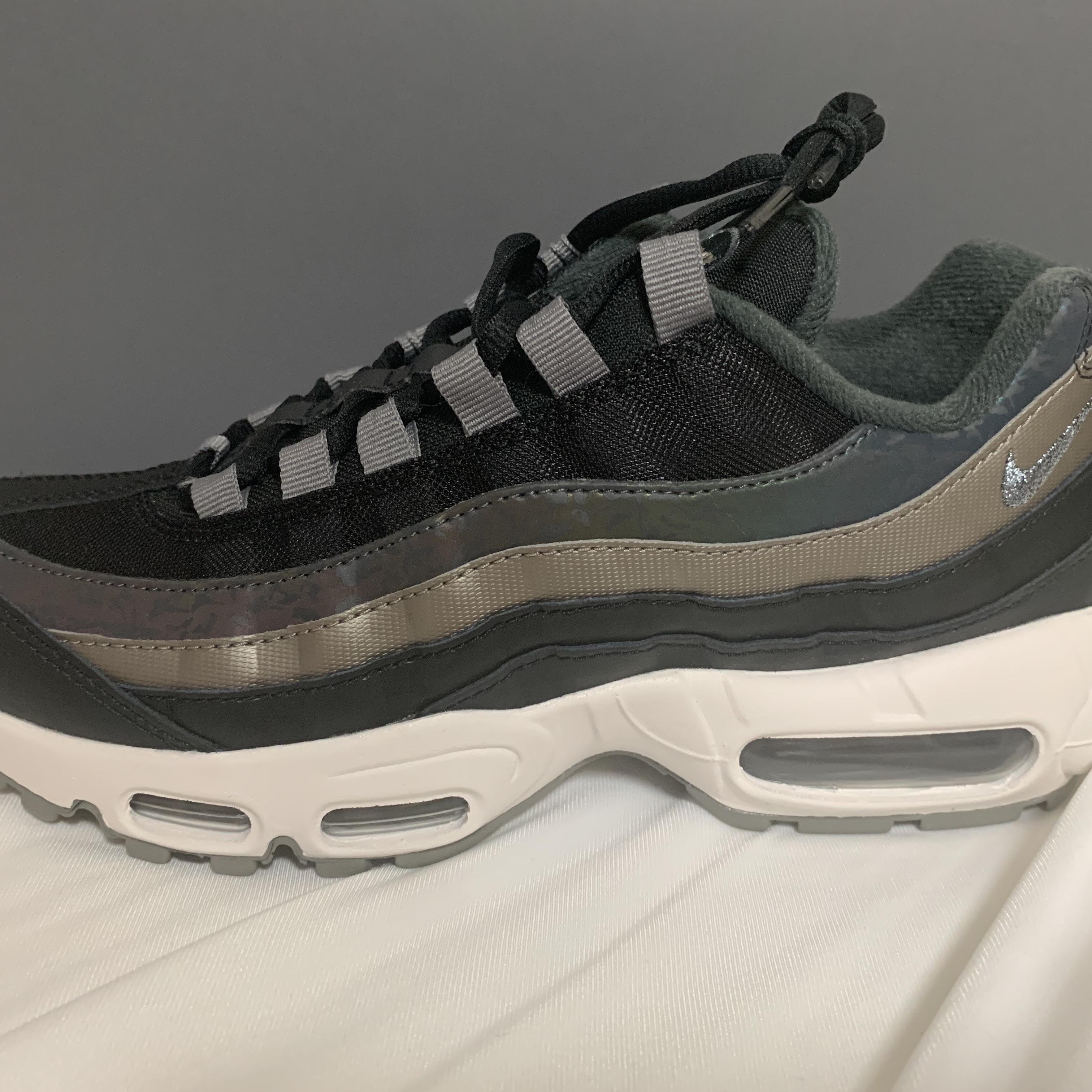 (W) Nike Air Max 95 Black Metallic Pewter 착용 스타일 - 3