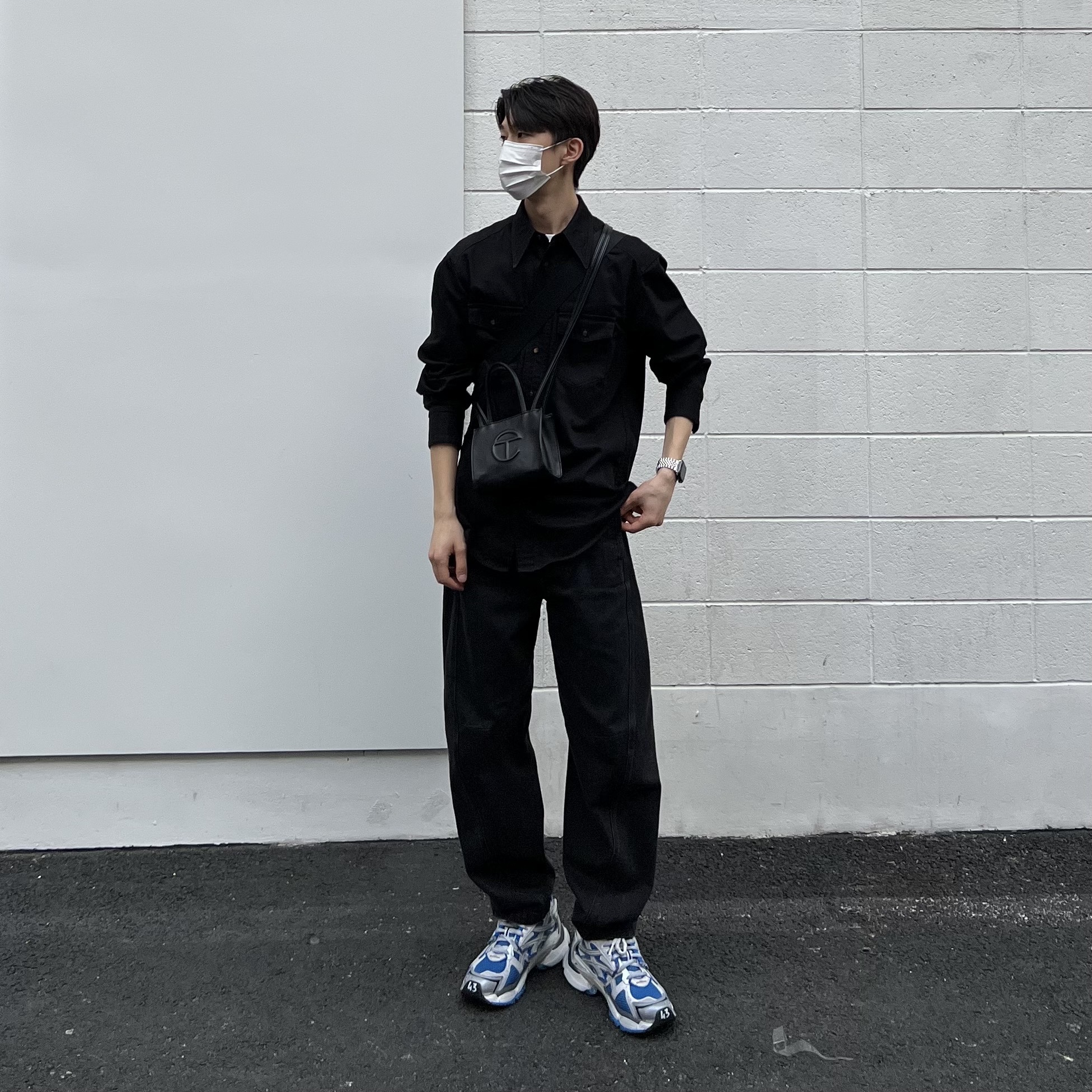 Balenciaga Runner Sneakers Blue White, Telfar Small Shopping Bag Black 착용 스타일 - 1