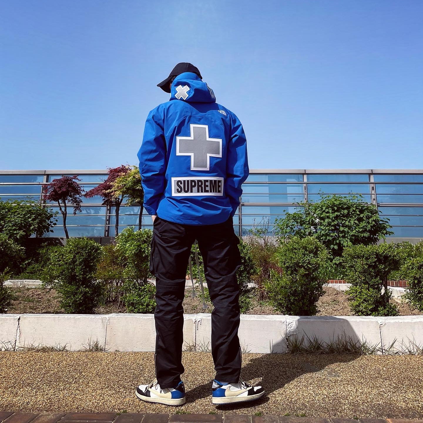 Jordan 1 x Travis Scott x Fragment Retro Low OG SP Military Blue, Supreme x The North Face Summit Series Rescue Mountain Pro Jacket Blue - 22SS 착용 스타일 - 4