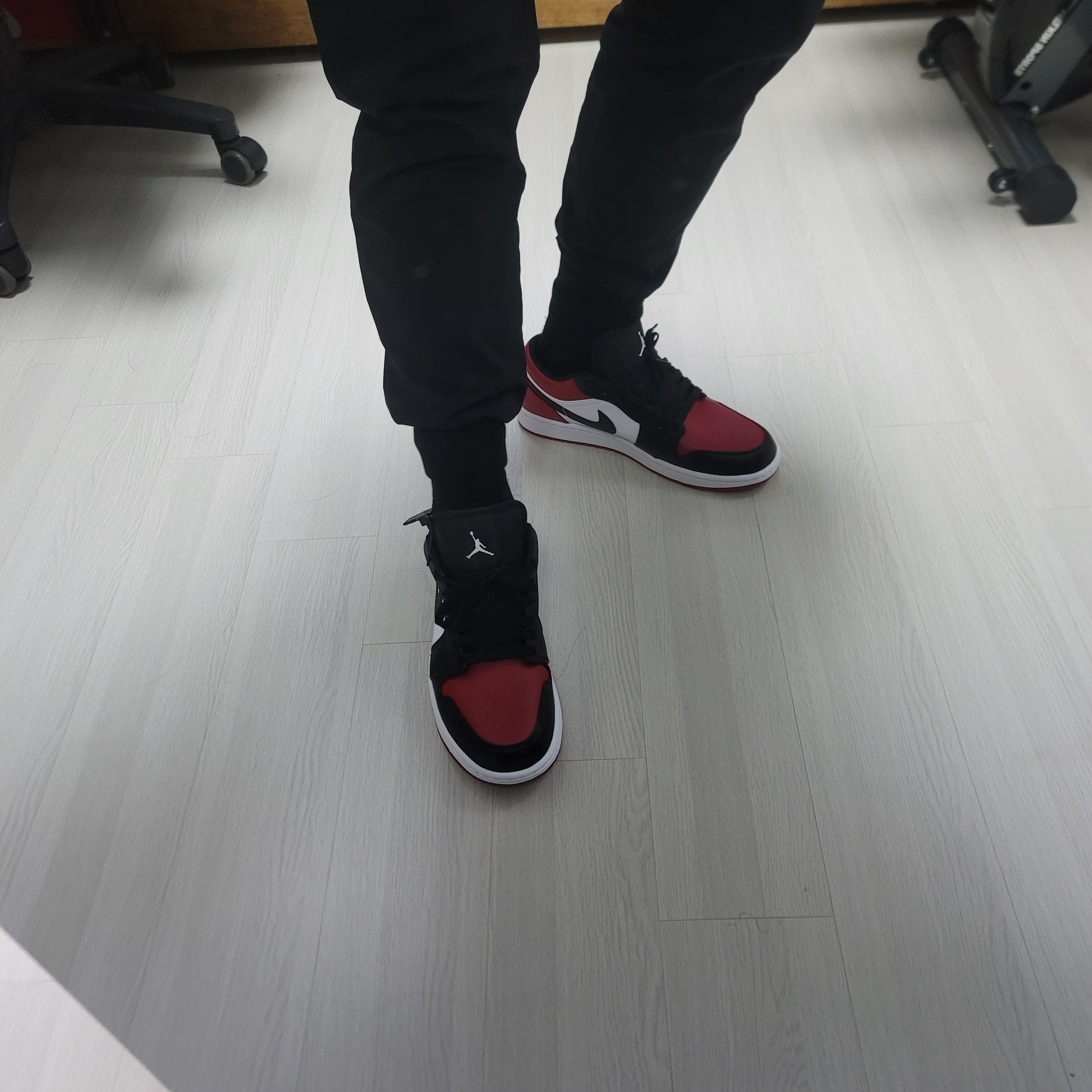 Jordan 1 Low Bred Toe 착용 스타일 - 2