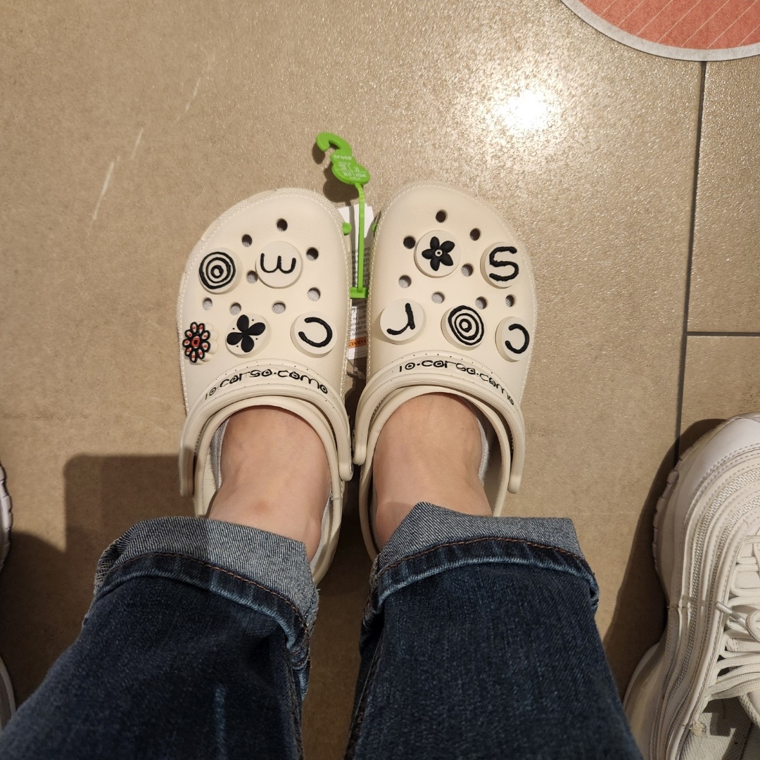 Crocs x 10 Corso Como Classic Clog Stucco 착용 스타일