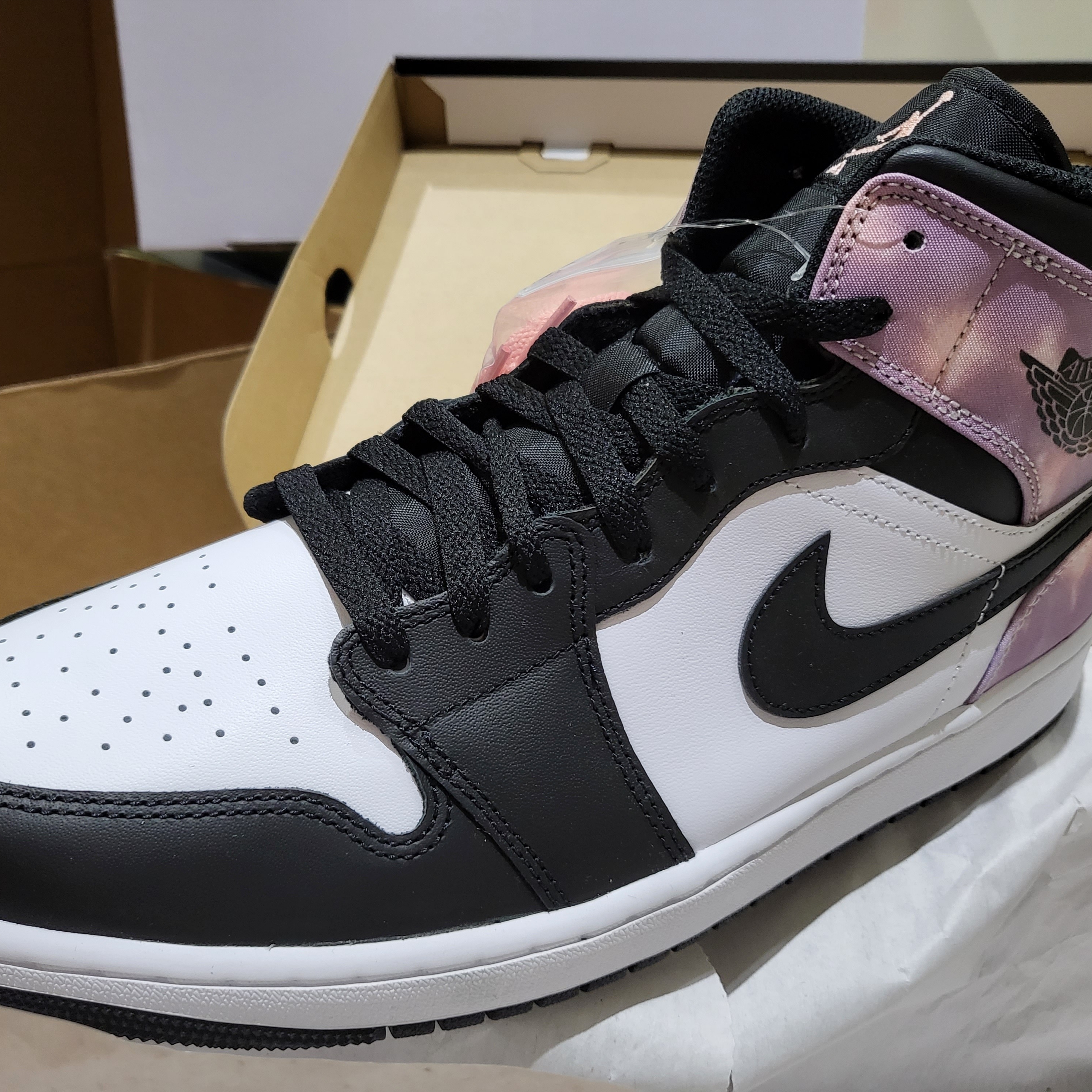 Jordan 1 Mid White Black Tie-Dye 착용 스타일 - 1