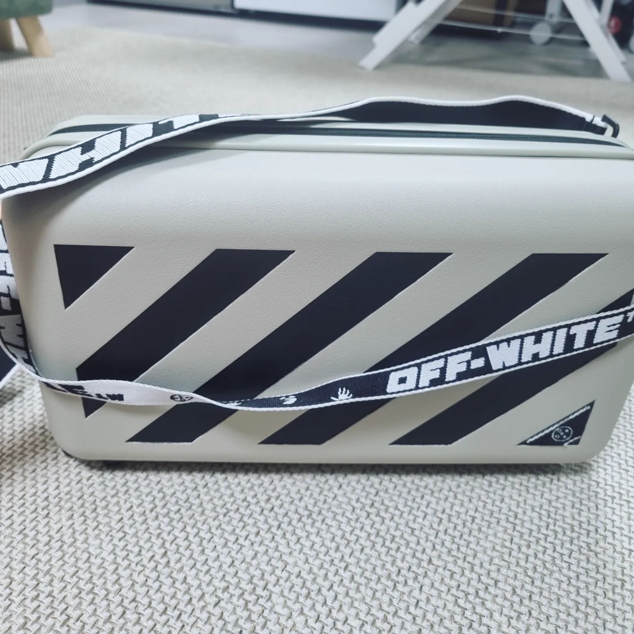 Off-White x Amore Pacific Protection Box (Without Cosmetics) 착용 스타일 - 1