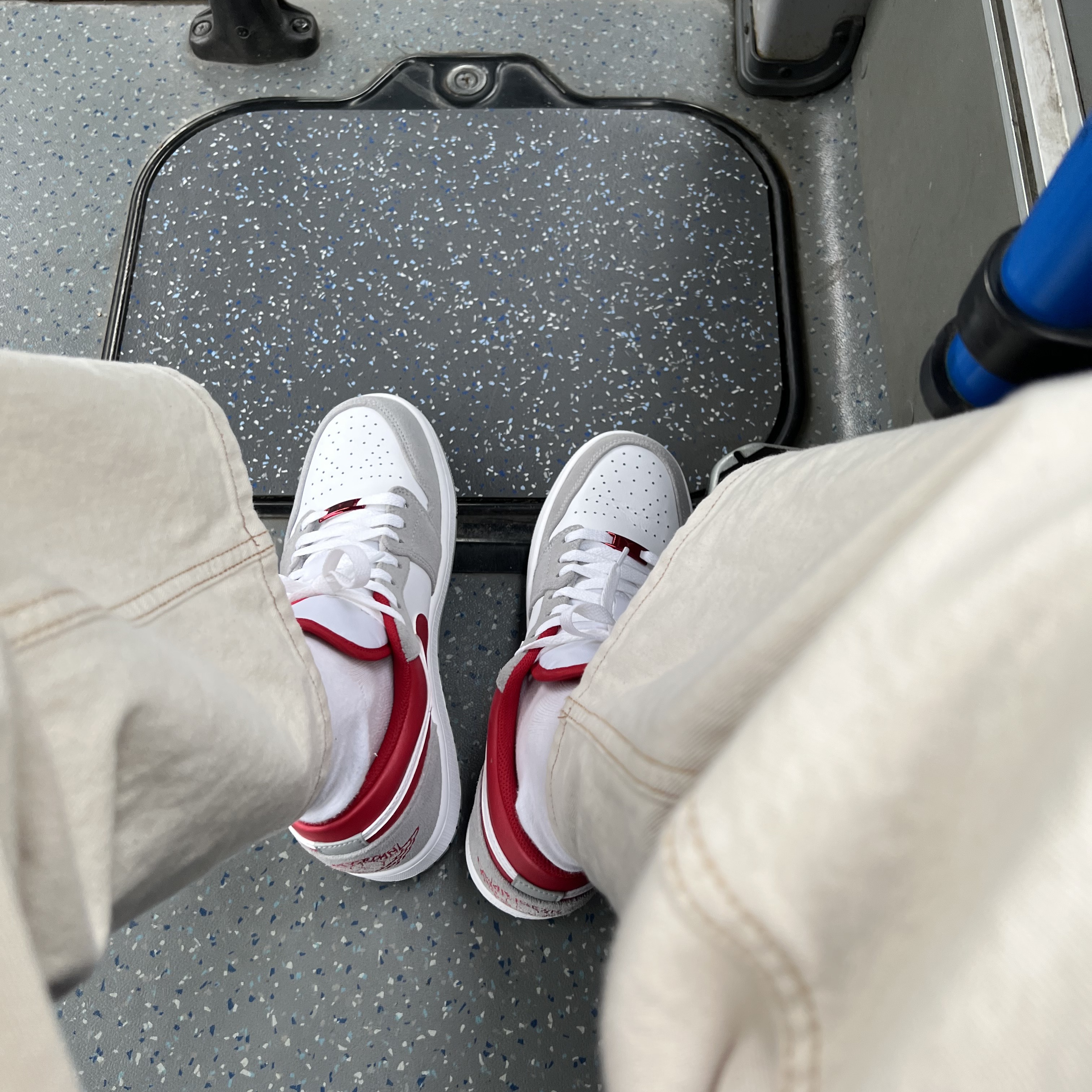 Jordan 1 Low SE Light Smoke Grey Gym Red 착용 스타일