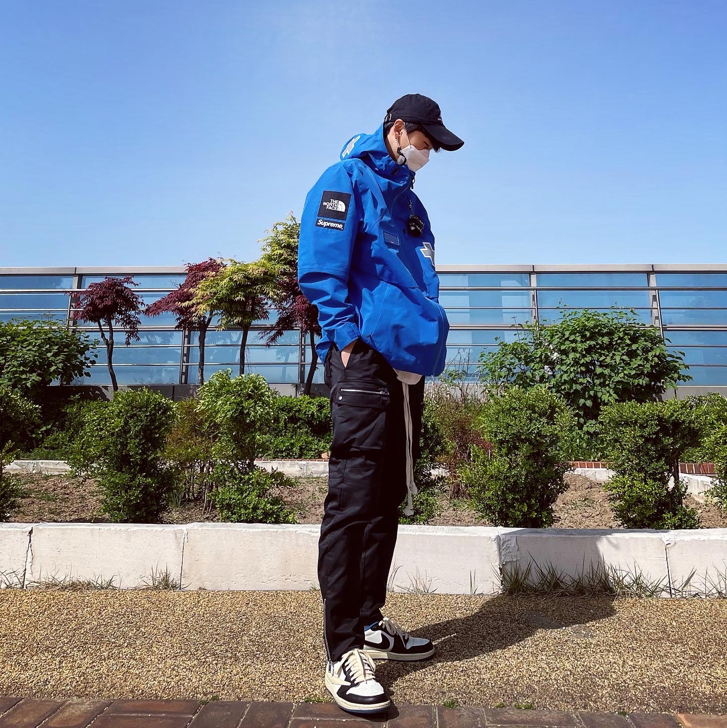 Jordan 1 x Travis Scott x Fragment Retro Low OG SP Military Blue, Supreme x The North Face Summit Series Rescue Mountain Pro Jacket Blue - 22SS 착용 스타일 - 2