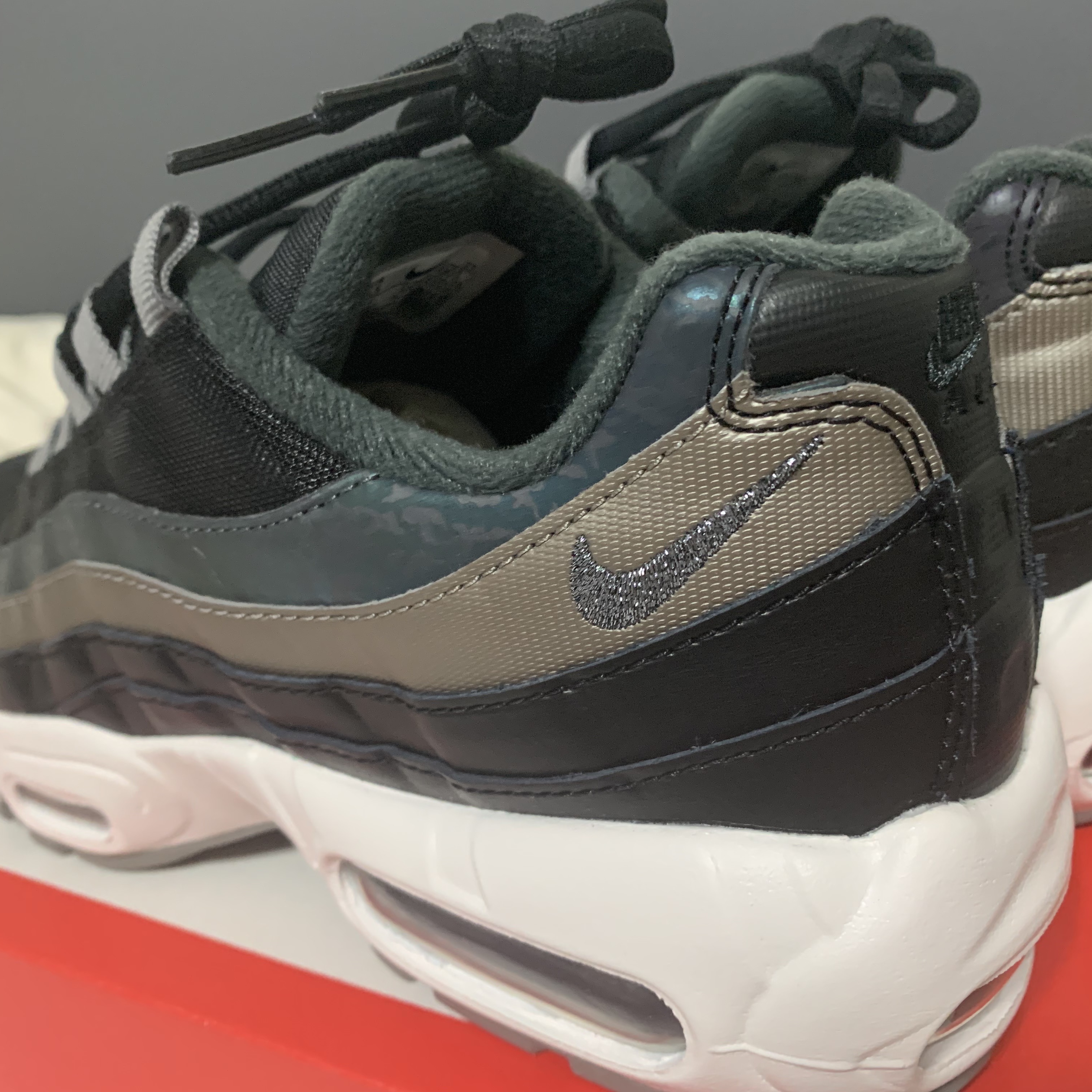(W) Nike Air Max 95 Black Metallic Pewter 착용 스타일 - 5