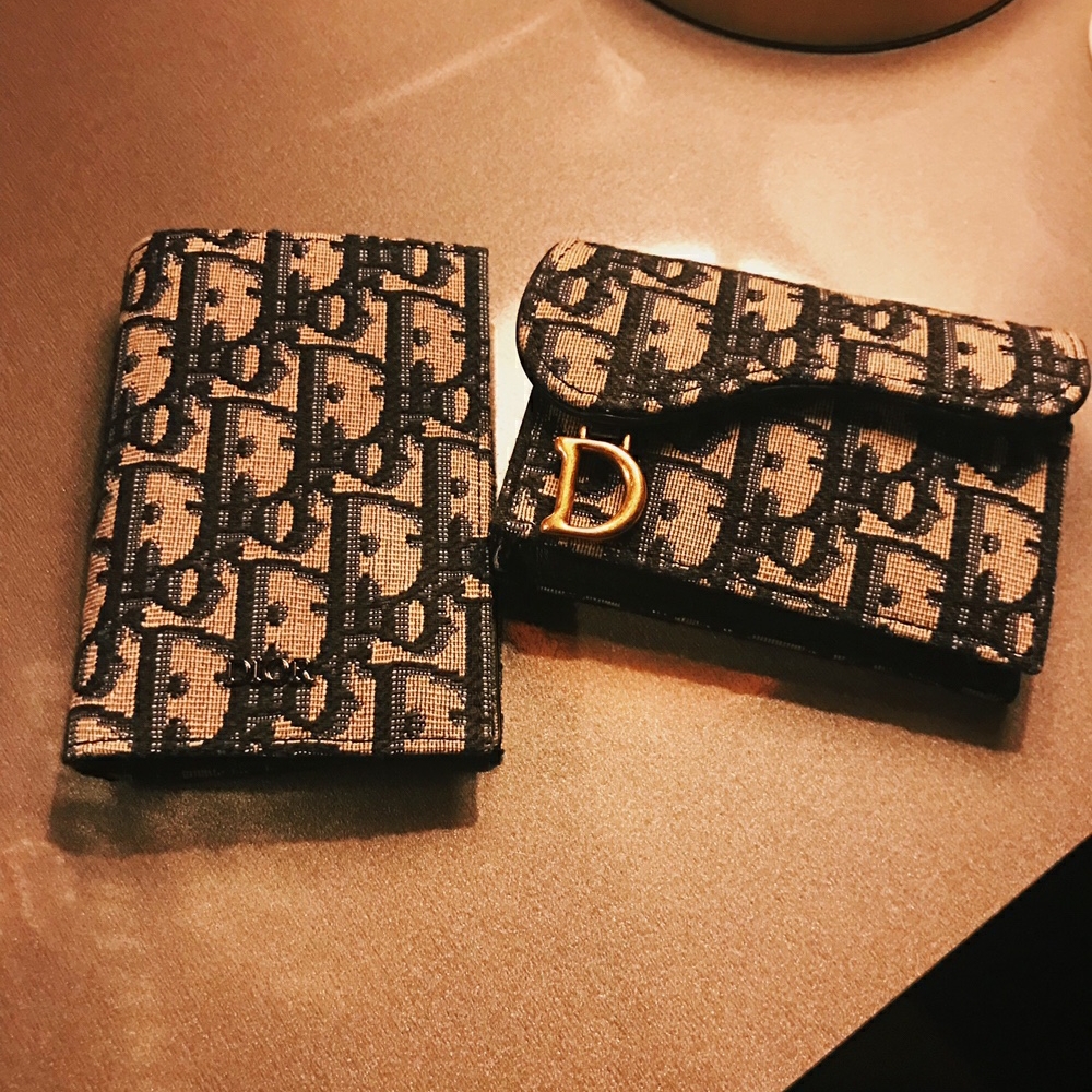 Dior Saddle Flap Card Holder Blue Dior Oblique Jacquard, Dior Bi-Fold Card Holder Beige & Black Dior Oblique Jacquard 착용 스타일