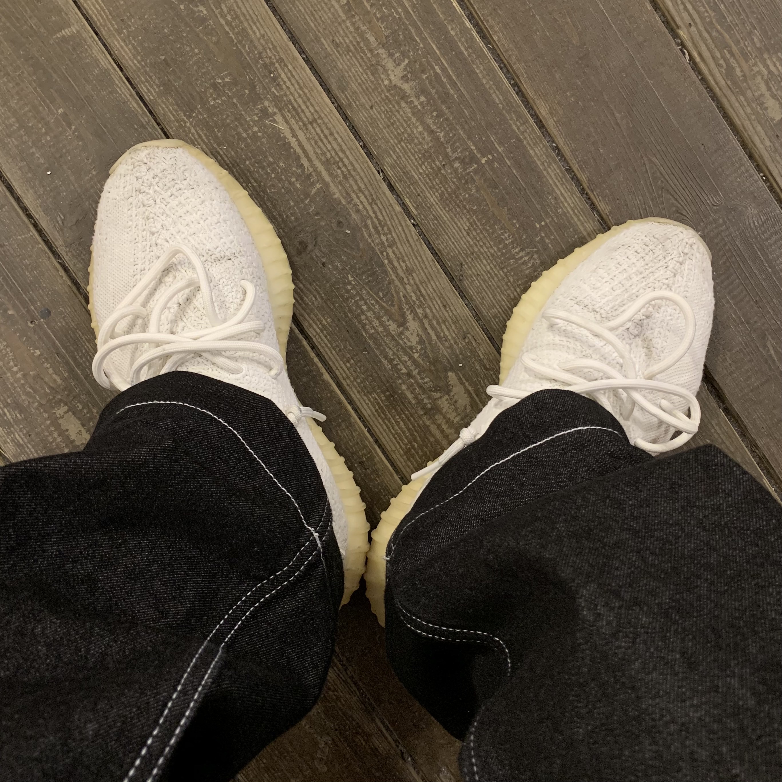Adidas Yeezy Boost 350 V2 Cream/Triple White 착용 스타일