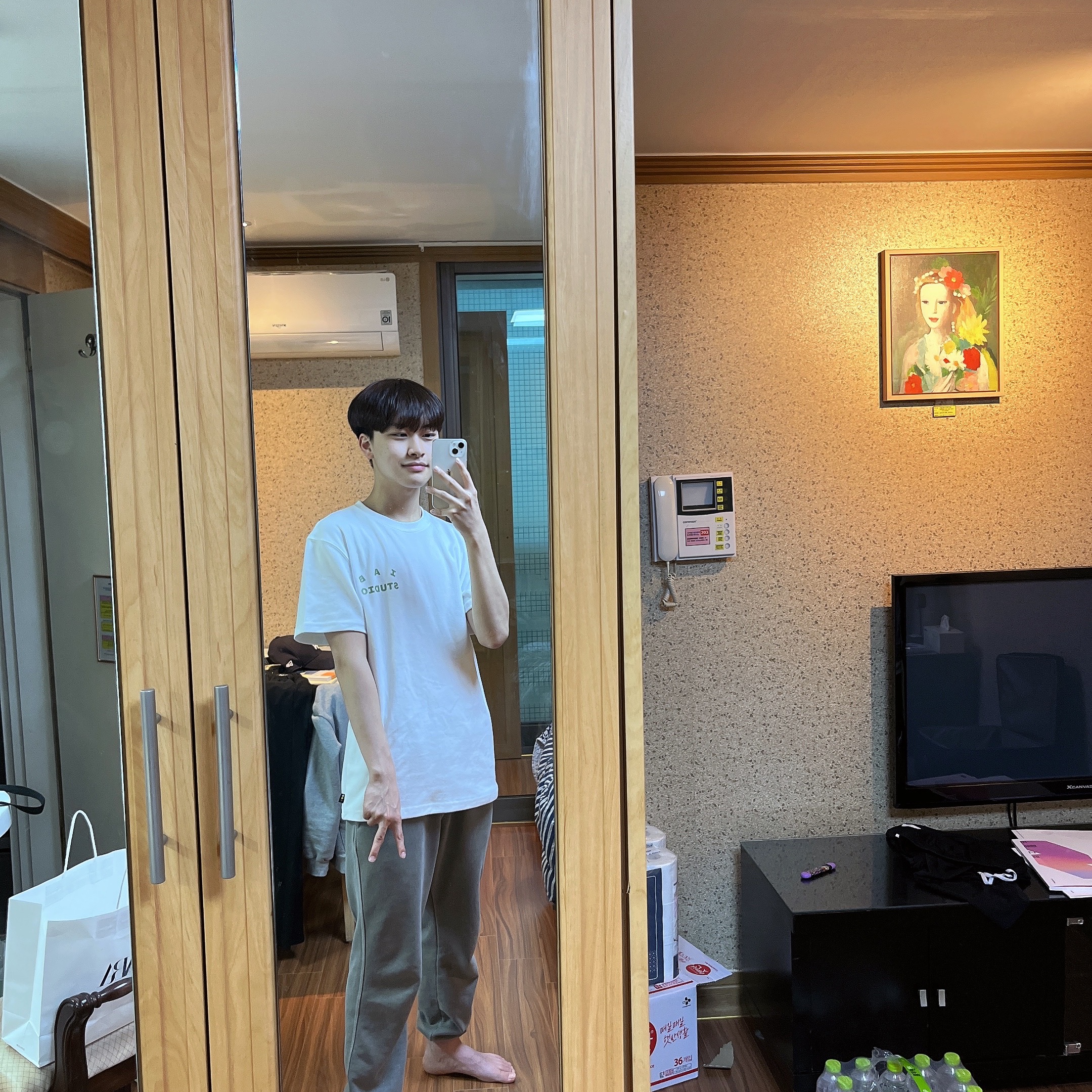 IAB Studio T-Shirt White Light Green 착용 스타일