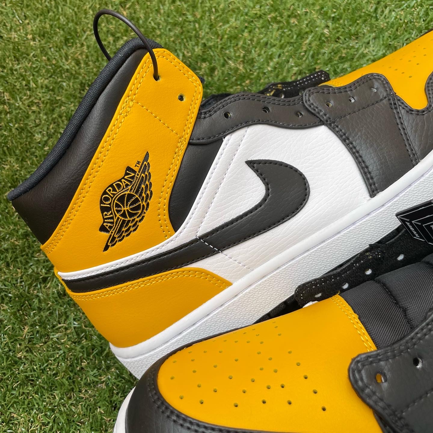 Jordan 1 Mid White University Gold 착용 스타일 - 4