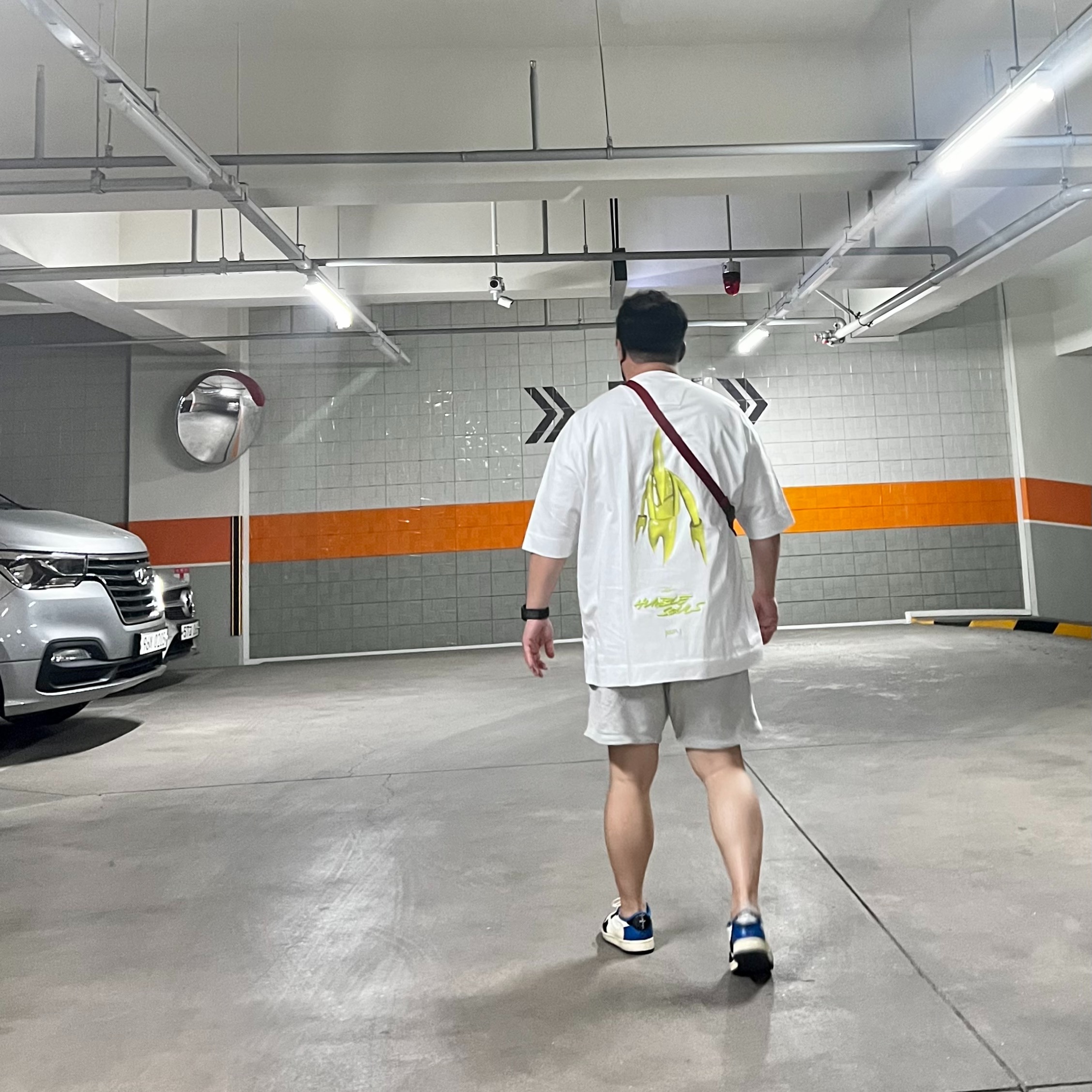Juun.J x Hybe Insight x Futura Signature Oversized T-Shirt White, Jordan 1 x Travis Scott x Fragment Retro Low OG SP Military Blue 착용 스타일