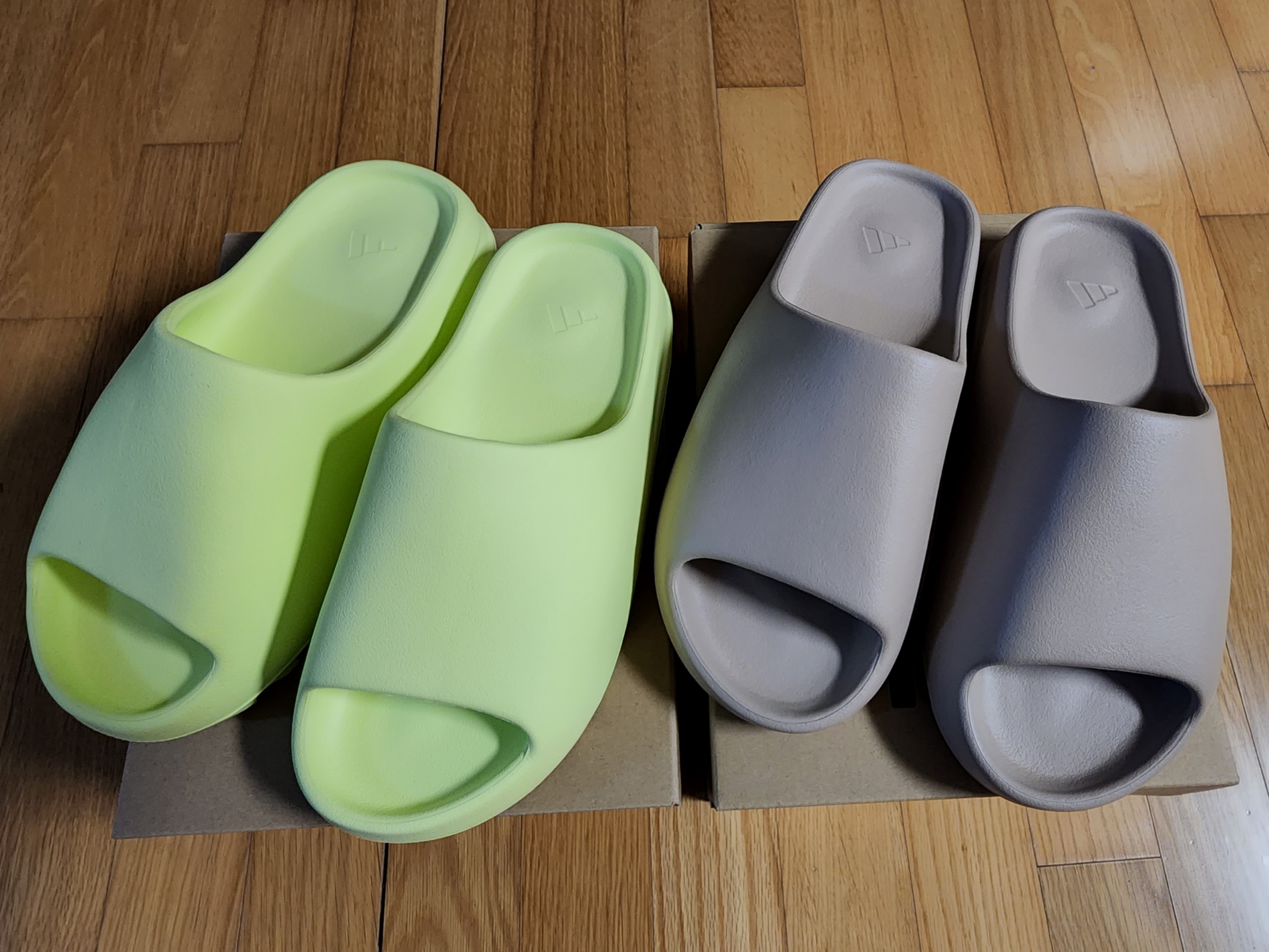 Adidas Yeezy Slide Pure - Re-Release Ver., Adidas Yeezy Slide Glow Green 2022/2023 착용 스타일