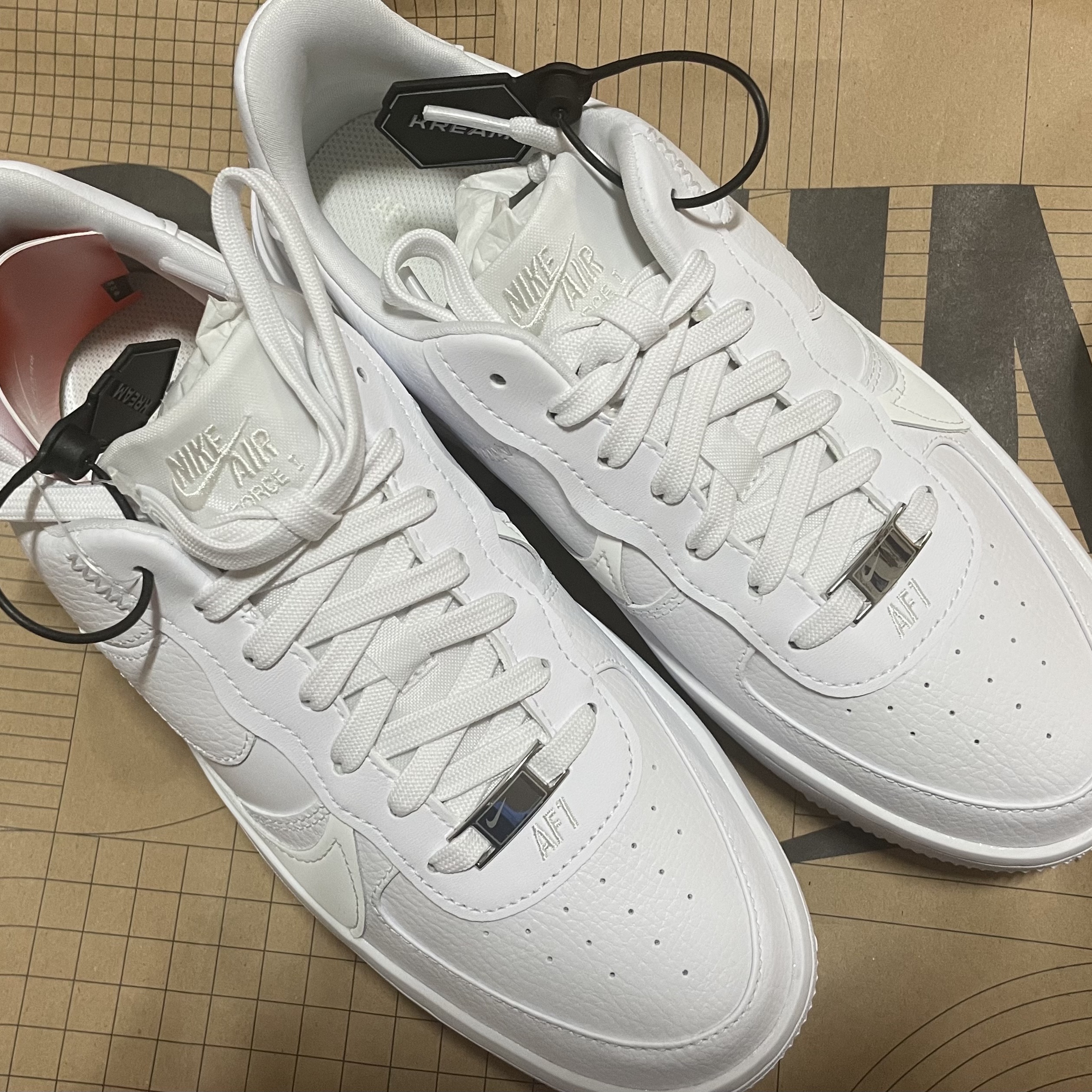 (W) Nike Air Force 1 PLT.AF.ORM Triple White 착용 스타일