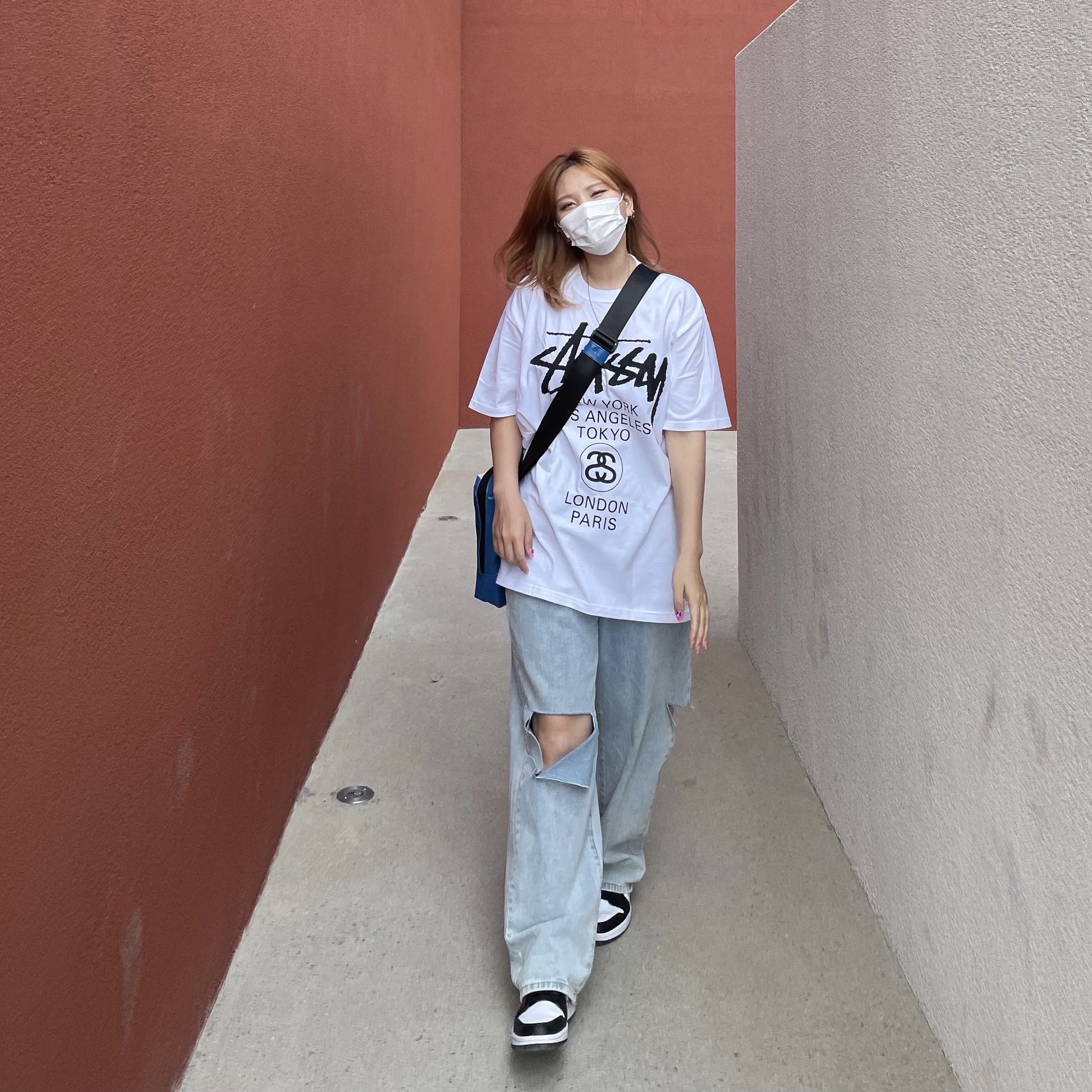 (W) Jordan 1 Low Black Siren Red, Stussy World Tour T-Shirt White 착용 스타일 - 2
