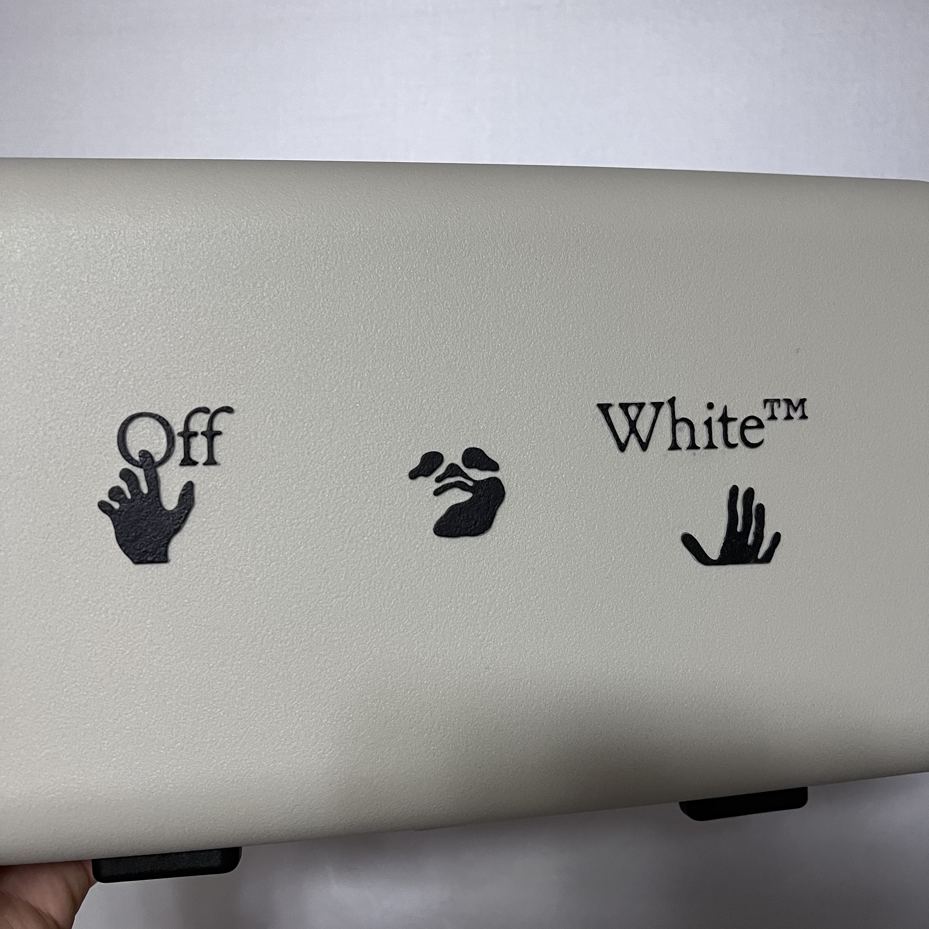 Off-White x Amore Pacific Protection Box (Without Cosmetics) 착용 스타일