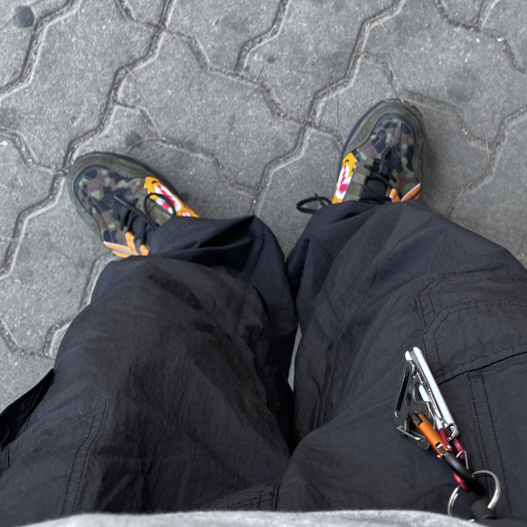 Asics x BAPE Gel-1090 Tiger Camo 착용 스타일