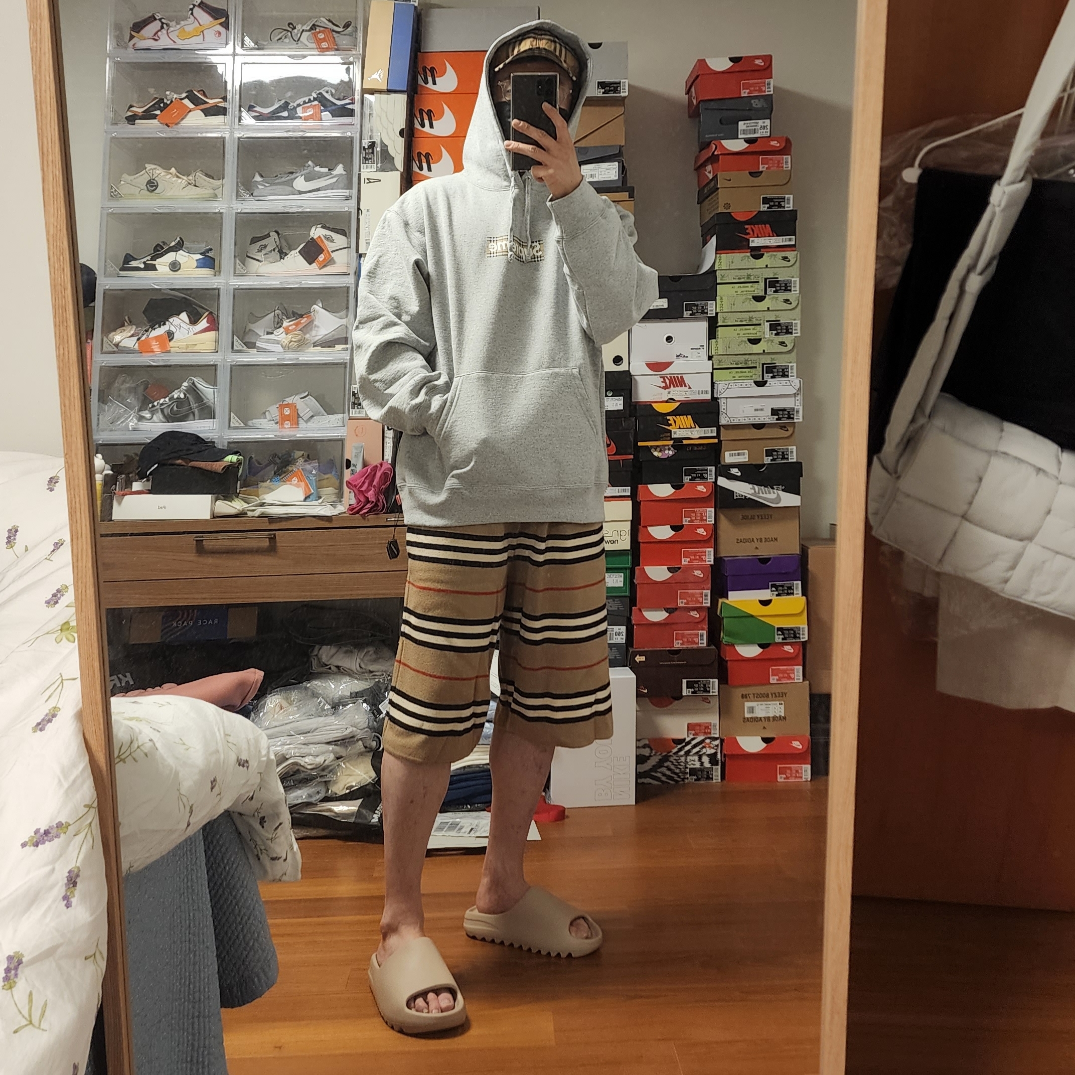 Supreme x Burberry Box Logo Hooded Sweatshirt Heather Grey - 22SS, Adidas Yeezy Slide Pure - Re-Release Ver. 착용 스타일 - 2