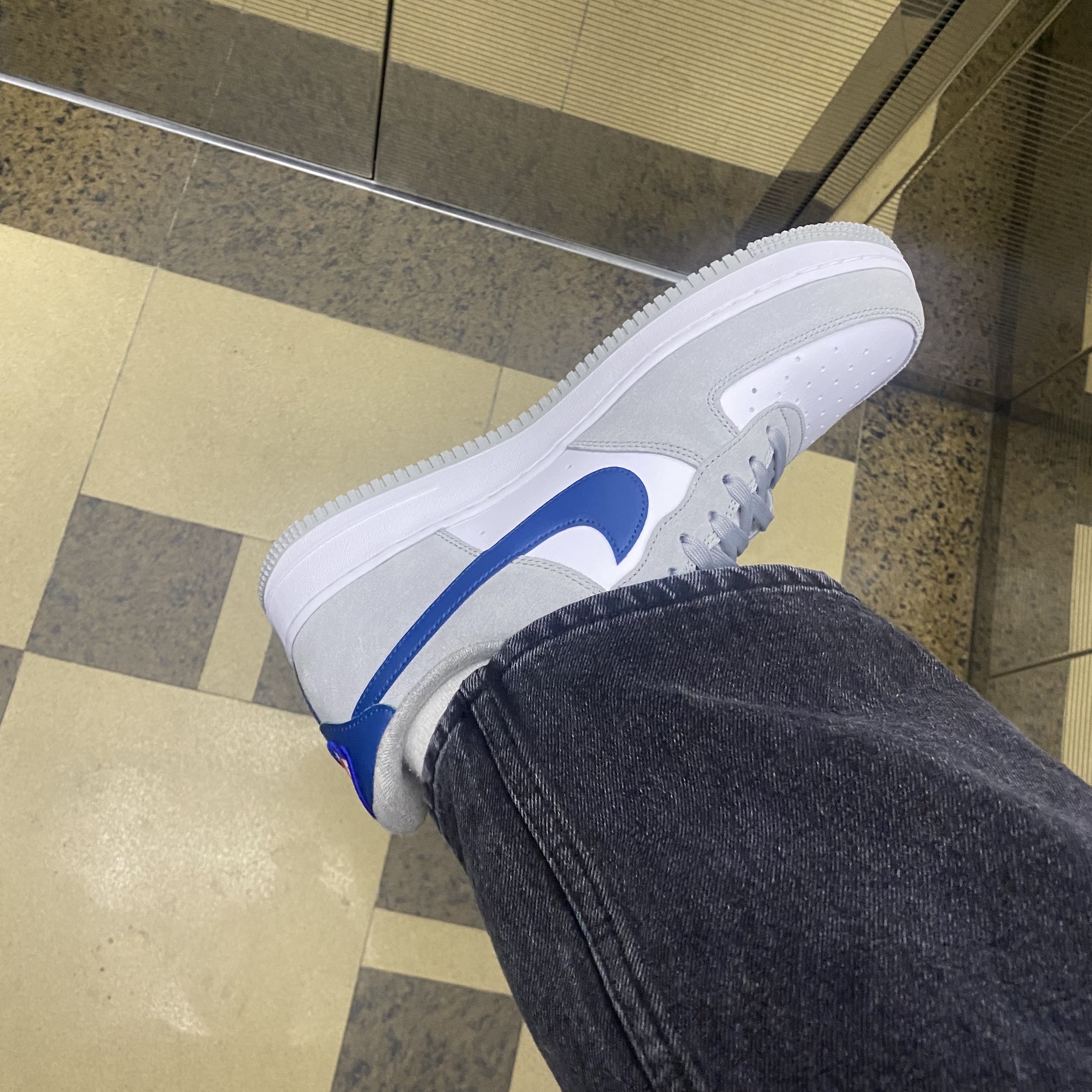 Nike Air Force 1 '07 LV8 Athletic Club Light Smoke Grey Marina 착용 스타일 - 2