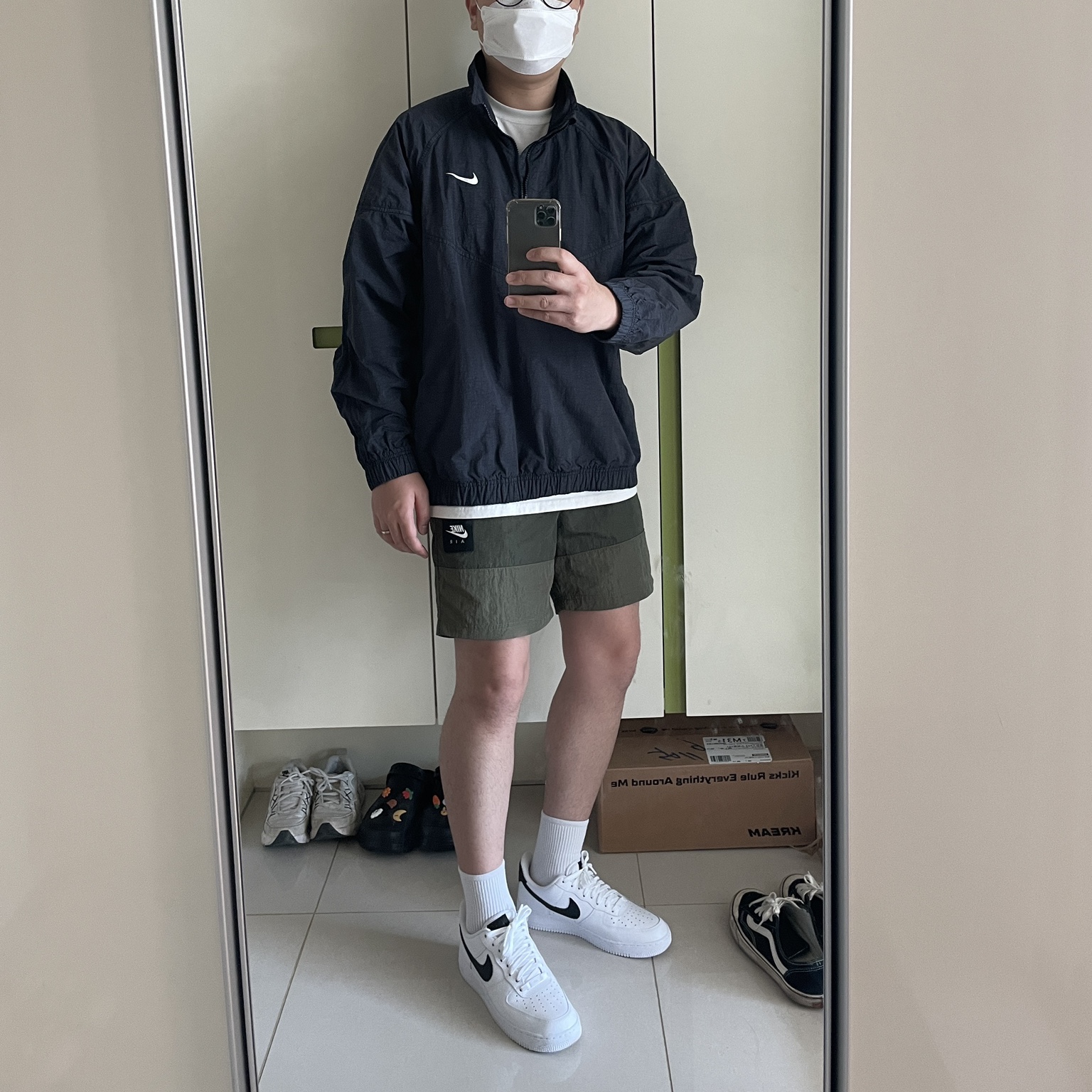 Nike x Stussy Windrunner Jacket Off Noir, (W) Nike Air Force 1 '07 White Black 착용 스타일