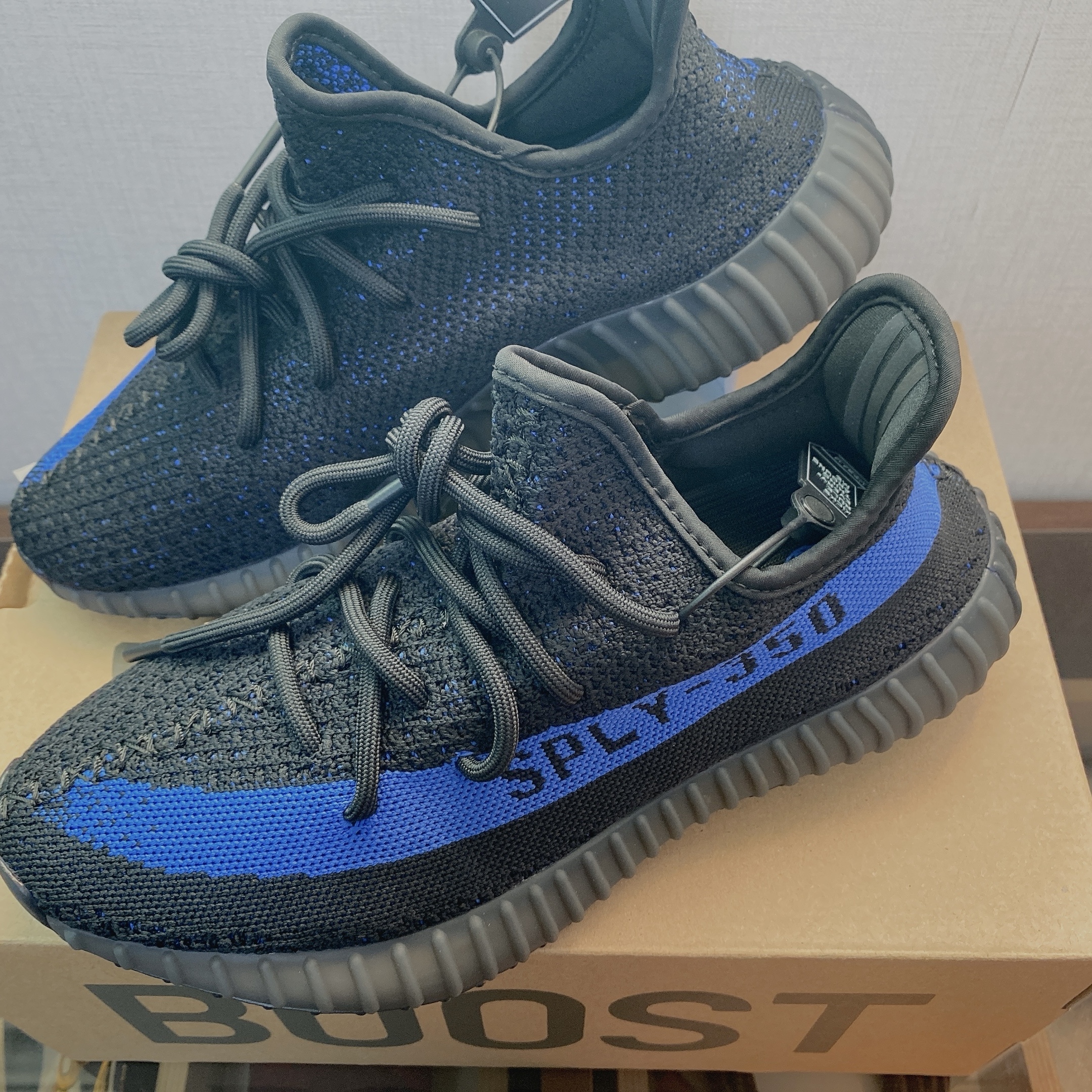 Adidas Yeezy Boost 350 V2 Dazzling Blue 착용 스타일 - 2