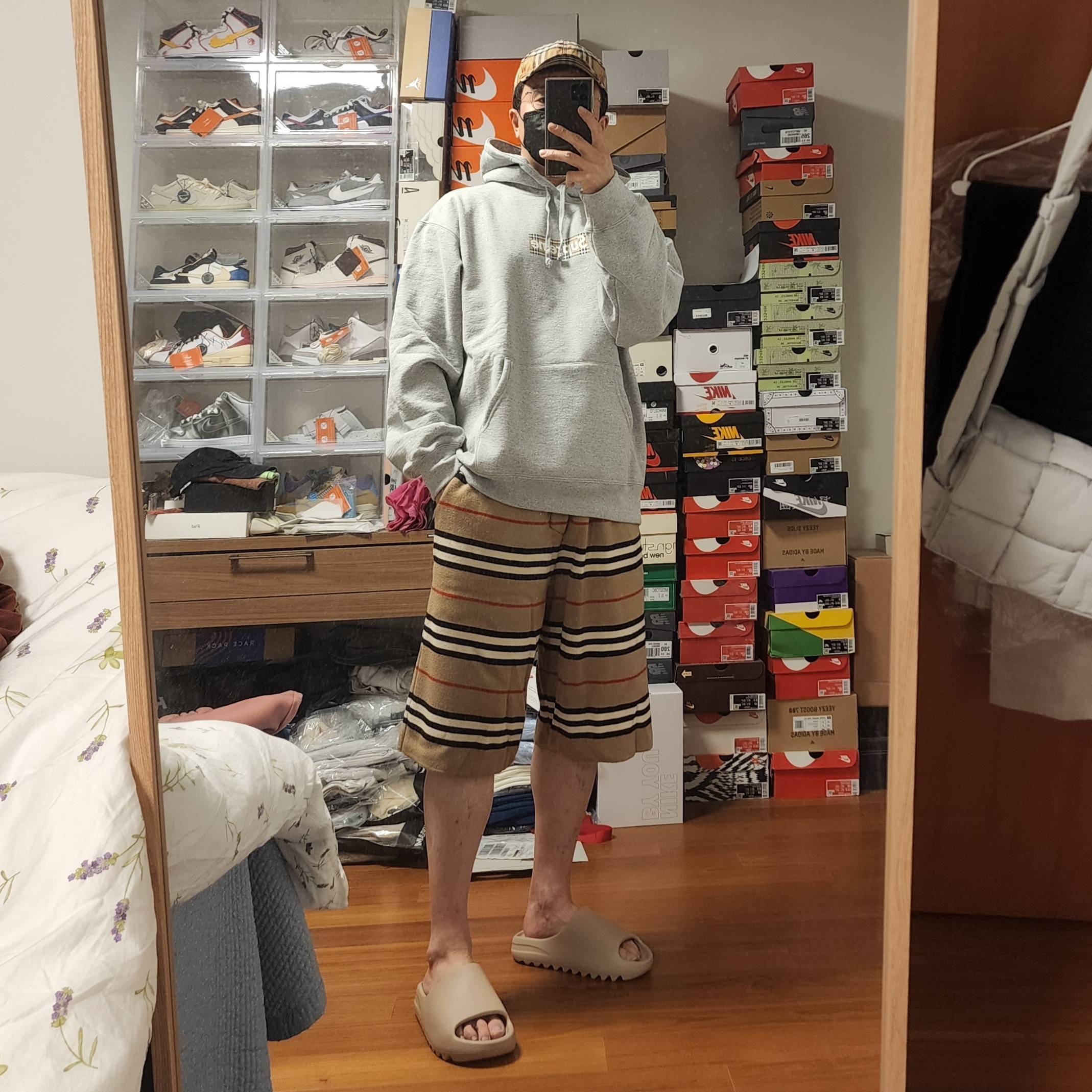 Supreme x Burberry Box Logo Hooded Sweatshirt Heather Grey - 22SS, Adidas Yeezy Slide Pure - Re-Release Ver. 착용 스타일 - 1