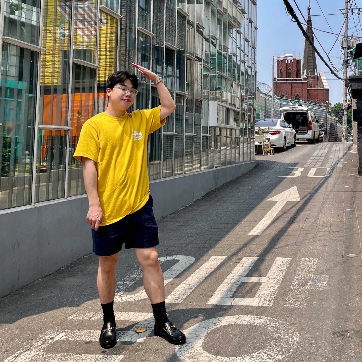 Gucci 1953 Horsebit Leather Loafers Black, Stussy Stock DSM London T-Shirt Honey 2021 착용 스타일 - 1
