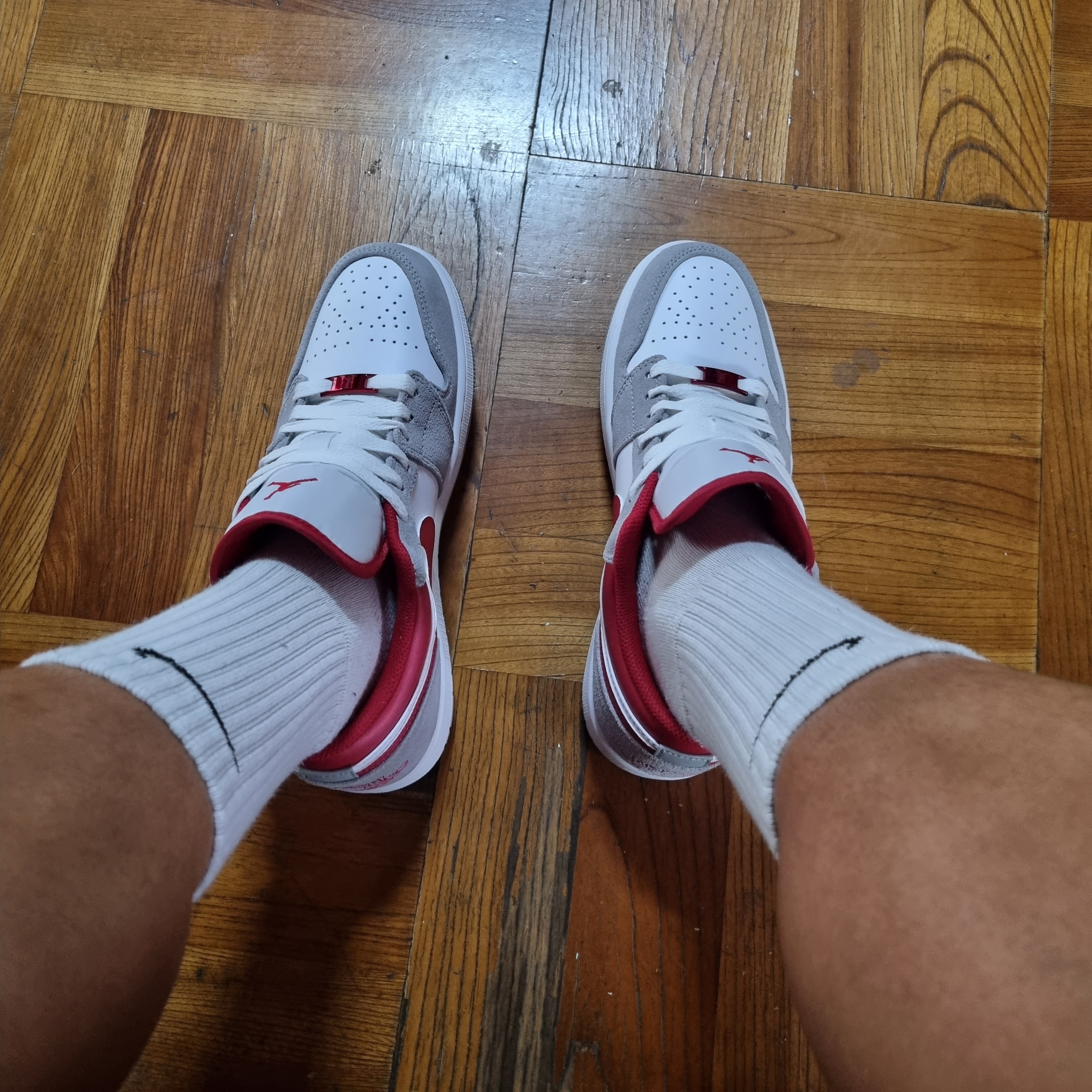 Jordan 1 Low SE Light Smoke Grey Gym Red 착용 스타일 - 2