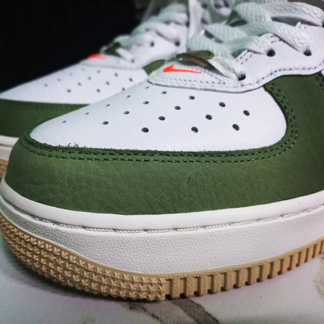 Nike Air Force 1 Mid '07 QS Olive Green and Total Orange 착용 스타일 - 2