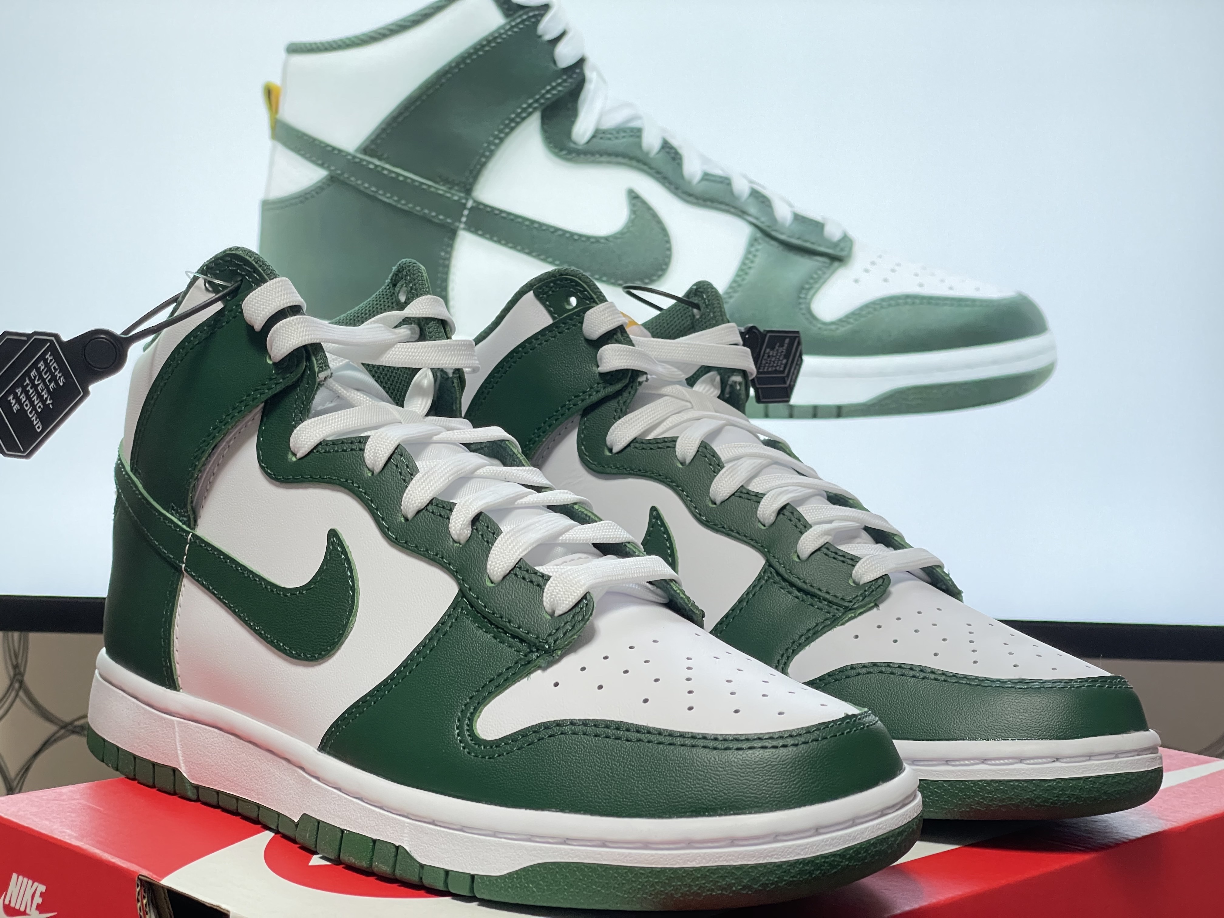 Nike Dunk High Retro Noble Green 착용 스타일 - 1