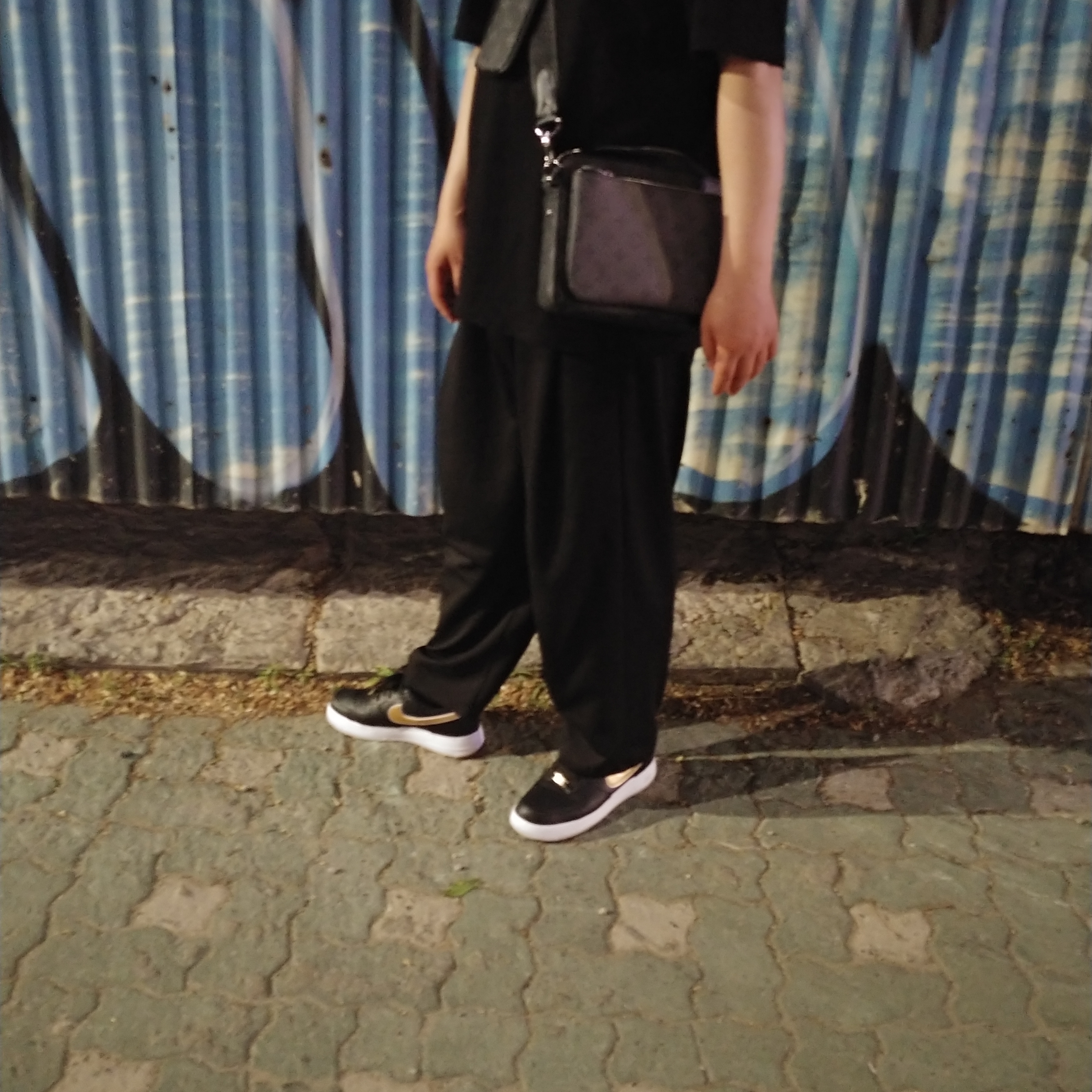 (W) Nike Air Force 1 '07 Essential Black Metallic Gold 착용 스타일 - 1