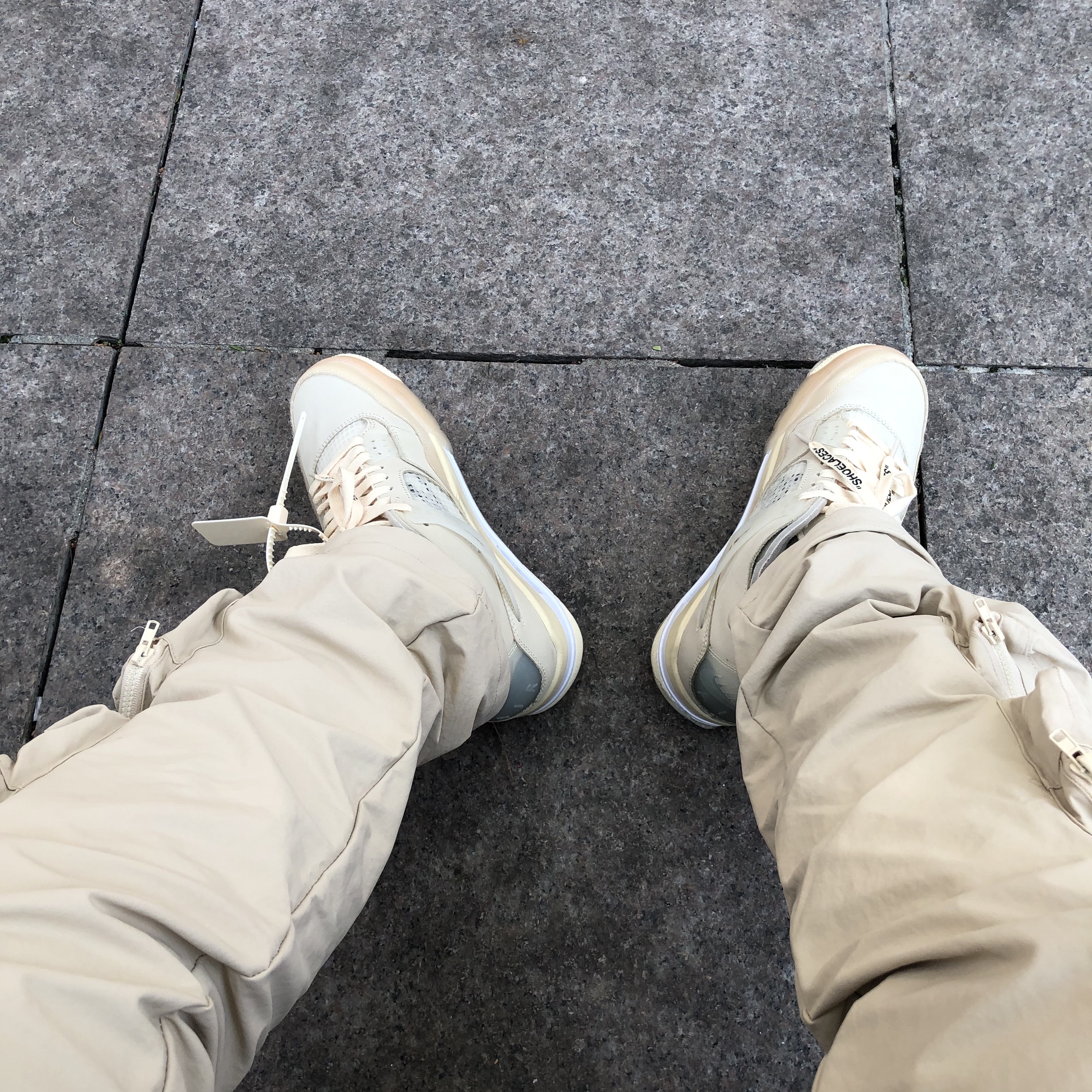 (W) Jordan 4 x Off-White Retro SP Sail 착용 스타일 - 1