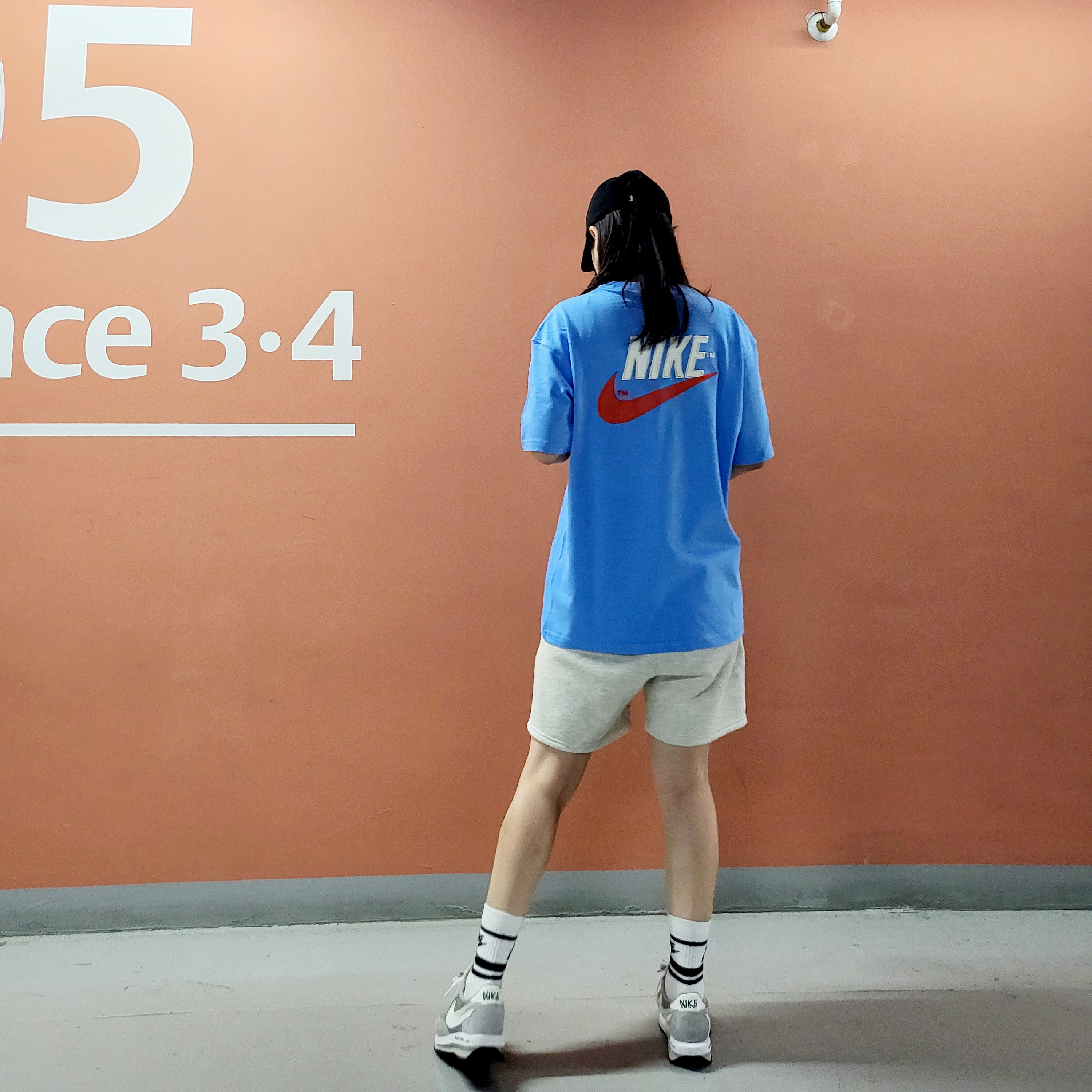 Stussy 93 Slick Crown Low Pro Cap Black, Essentials Sweatshorts Oatmeal - 21SS 착용 스타일 - 1