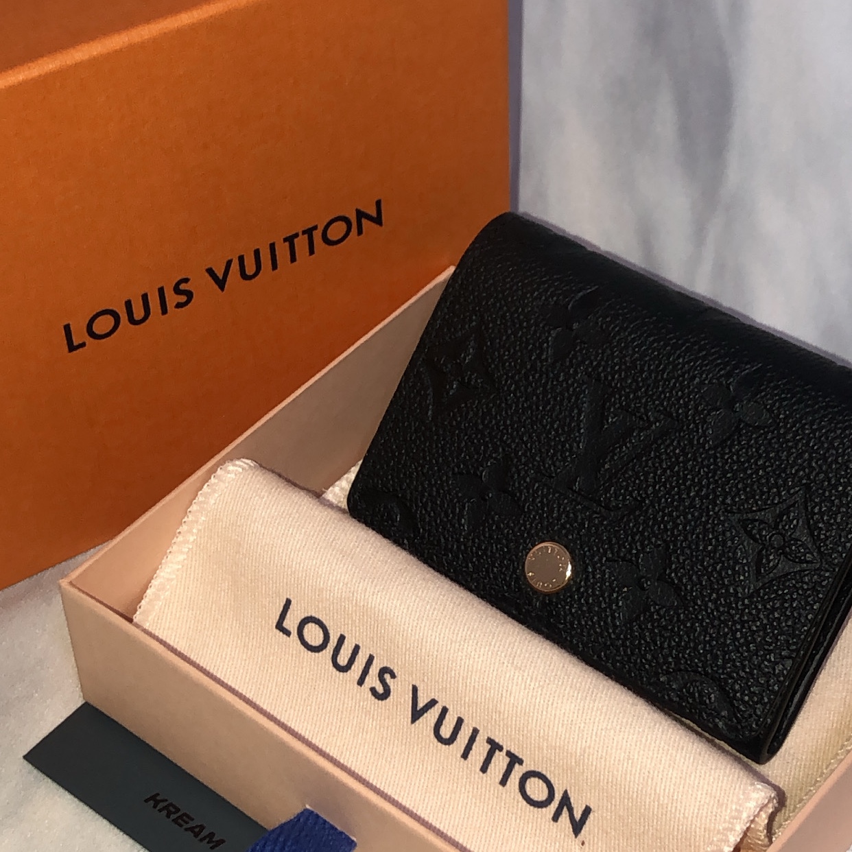 Louis Vuitton Business Card Holder Monogram Embossed Leather Black 착용 스타일