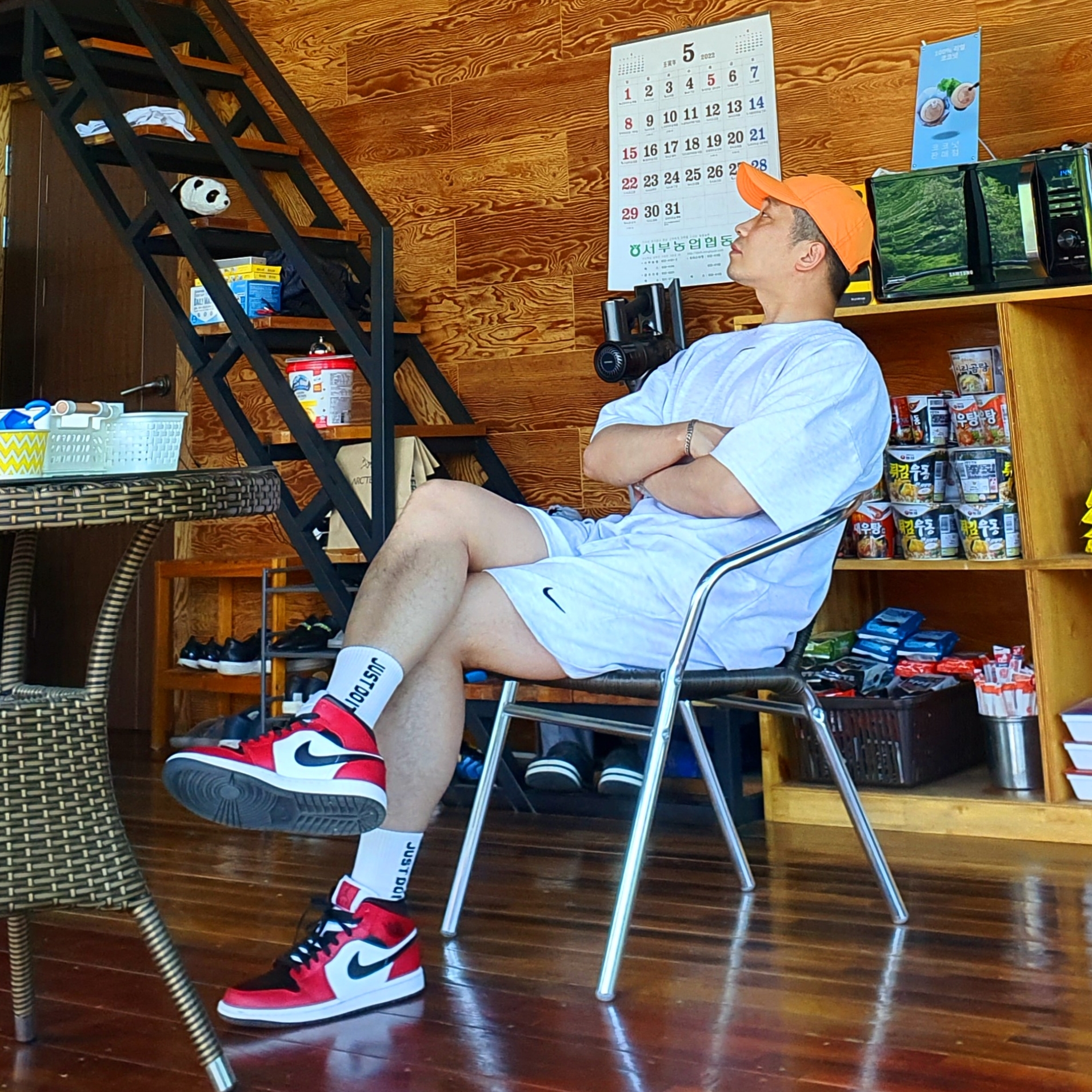 Jordan 1 Mid Chicago Black Toe, Casio G-Shock GA-2100SKE-7A 착용 스타일 - 1