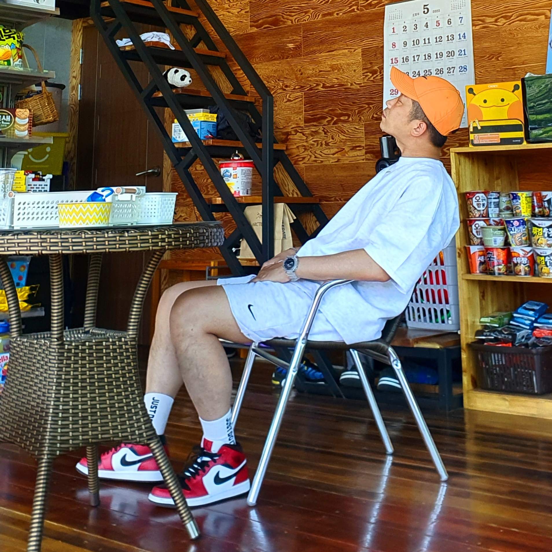 Jordan 1 Mid Chicago Black Toe, Casio G-Shock GA-2100SKE-7A 착용 스타일 - 3