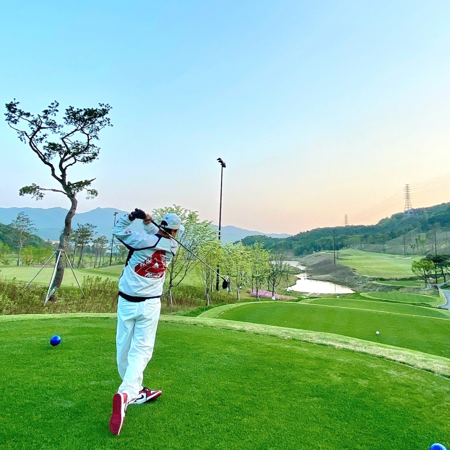 Palace Sports Shell Crew White - 21SS, Jordan 1 Low Golf Chicago 착용 스타일