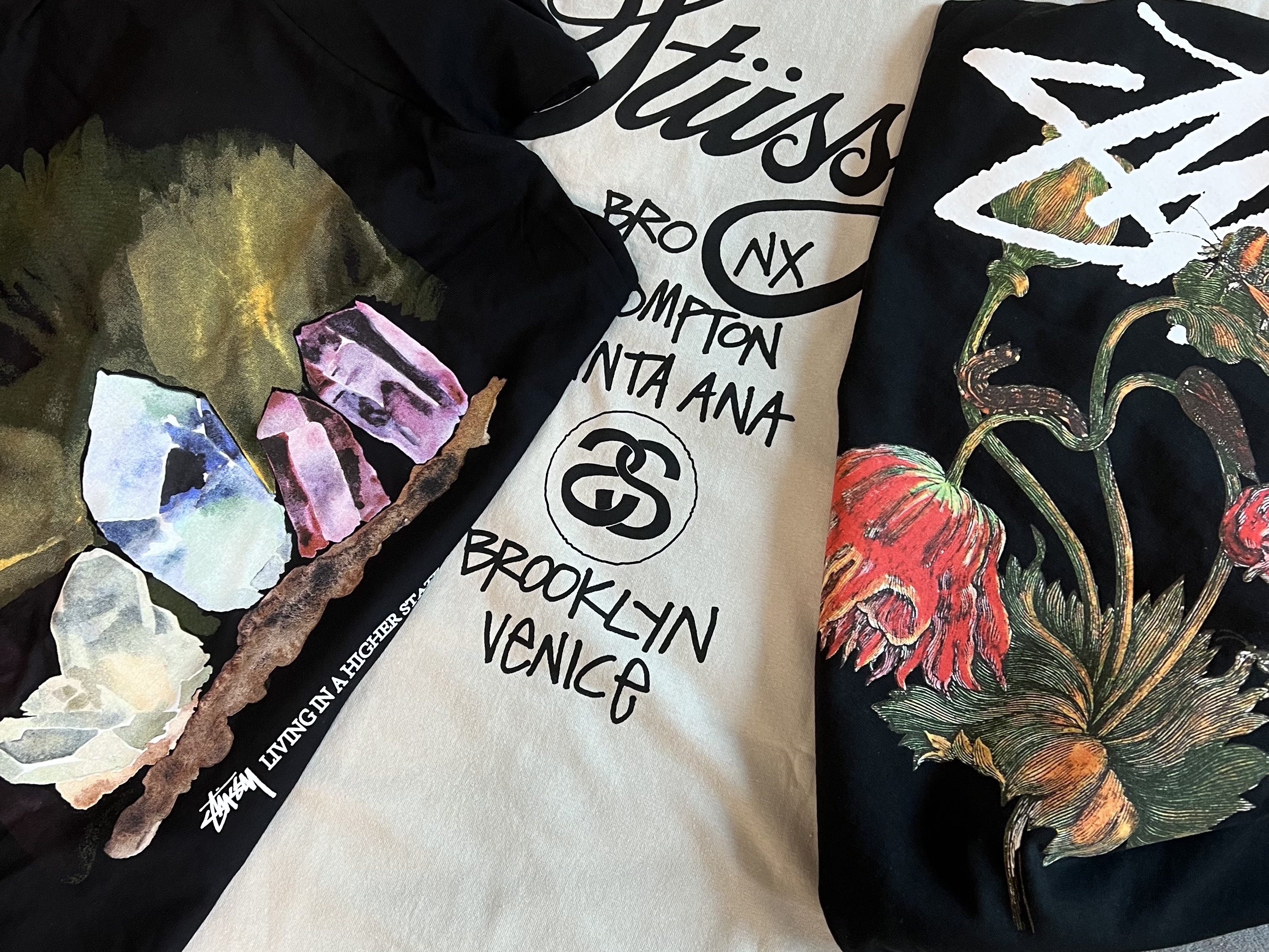 Stussy Higher State T-Shirt Black, Stussy World Tour T-Shirt Smoke 착용 스타일