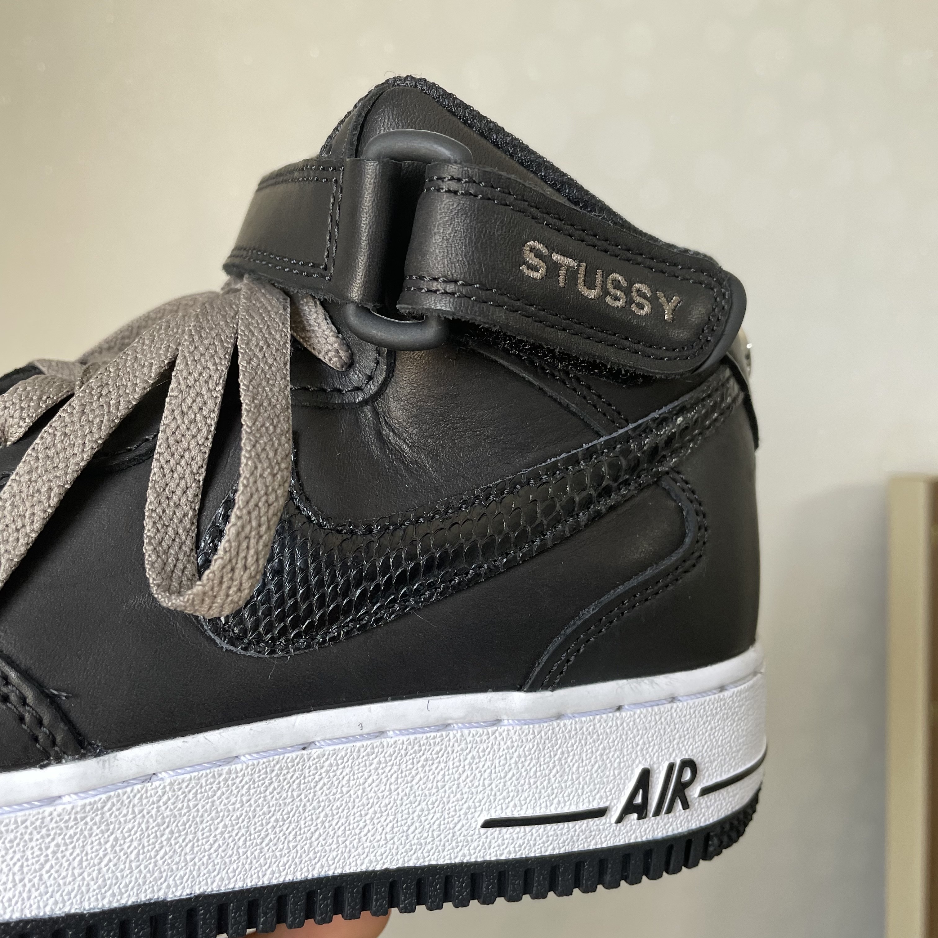 Nike x Stussy Air Force 1 '07 Mid SP Black 착용 스타일 - 3